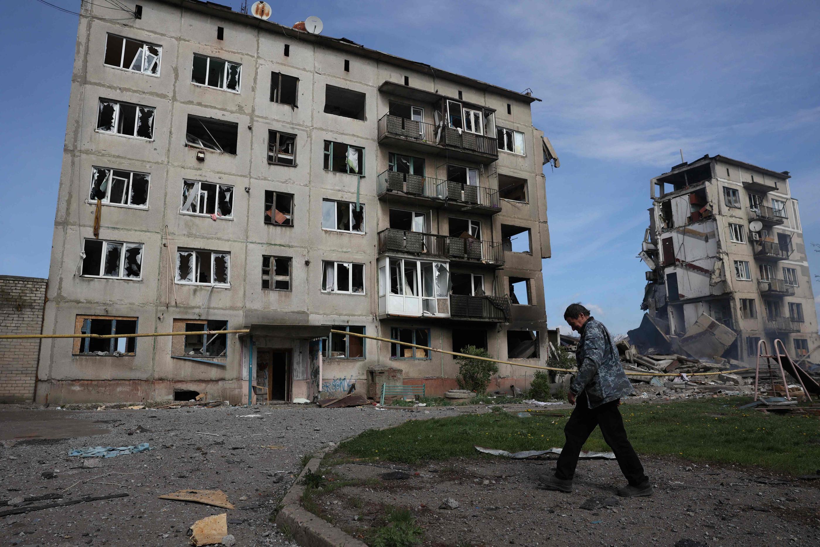 Des immeubles détruits par un bombardement russes dans la petite ville d'Ocheretyne, dans la région du Donetsk, le 15 avril. AFP/Anatolii STEPANOV