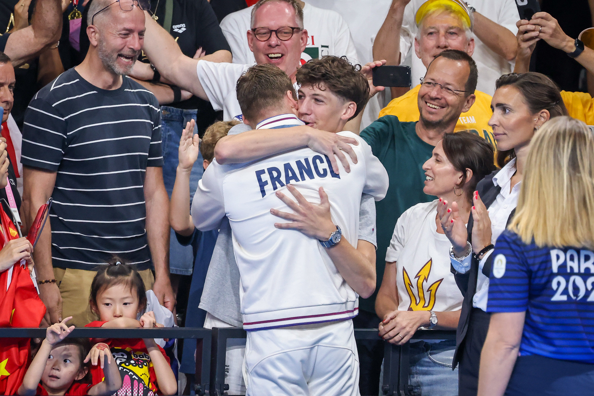 Léon Marchand dans les bras de son frère Oscar Marchand après les deux titres olympiques du 200 m papillon et du 200 m brasse le 31 juillet. LP/Frédéric Dugit