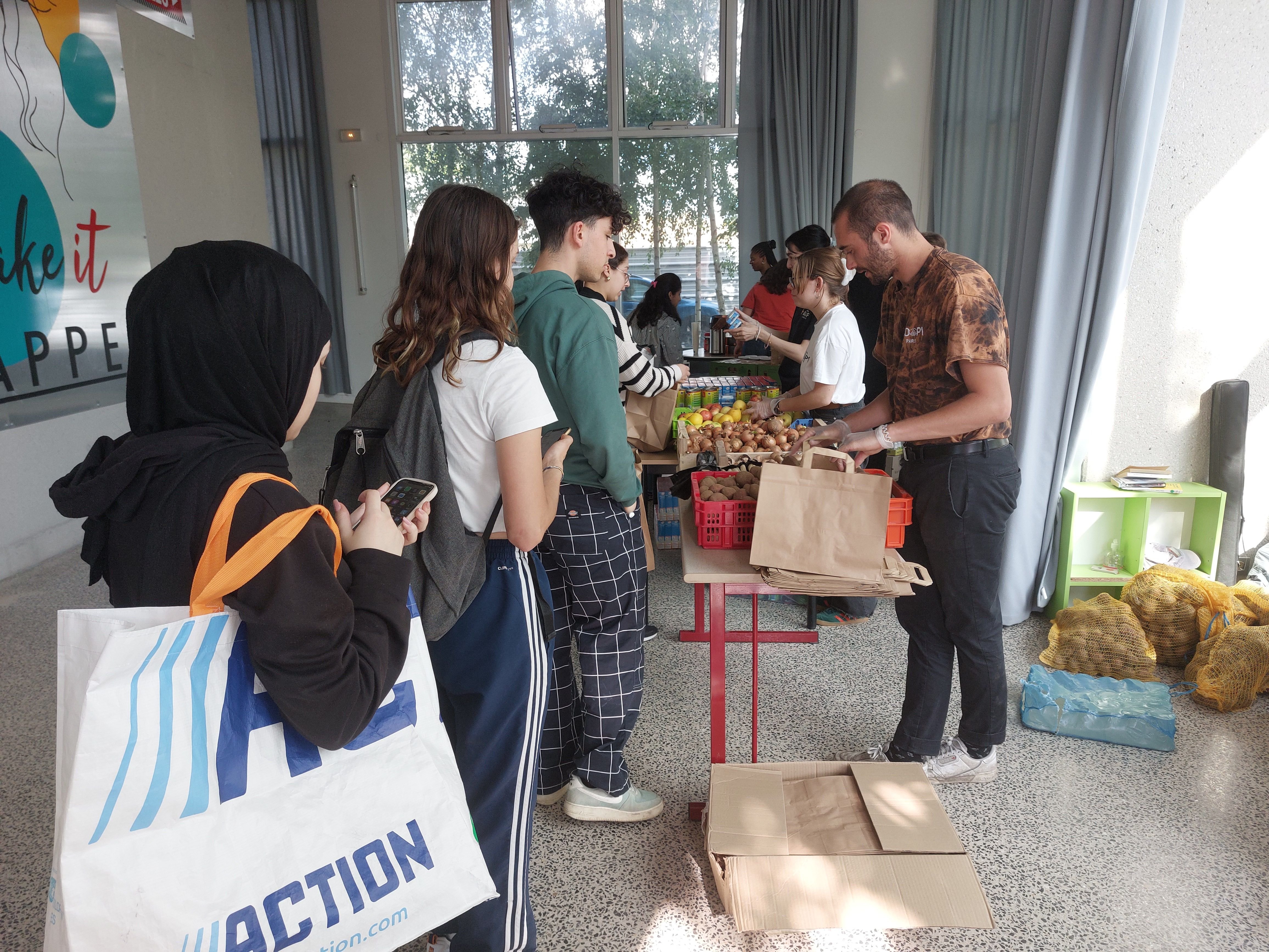 Sur le plateau de Saclay en mai dernier, l'association Cop1 qui lutte contre la précarité étudiante a installé une nouvelle antenne. Pour sa première distribution, 115 personnes se sont inscrites et sont reparties avec des fruits et légumes, des conserves et des produits d'hygiène. LP/Cécile Chevallier