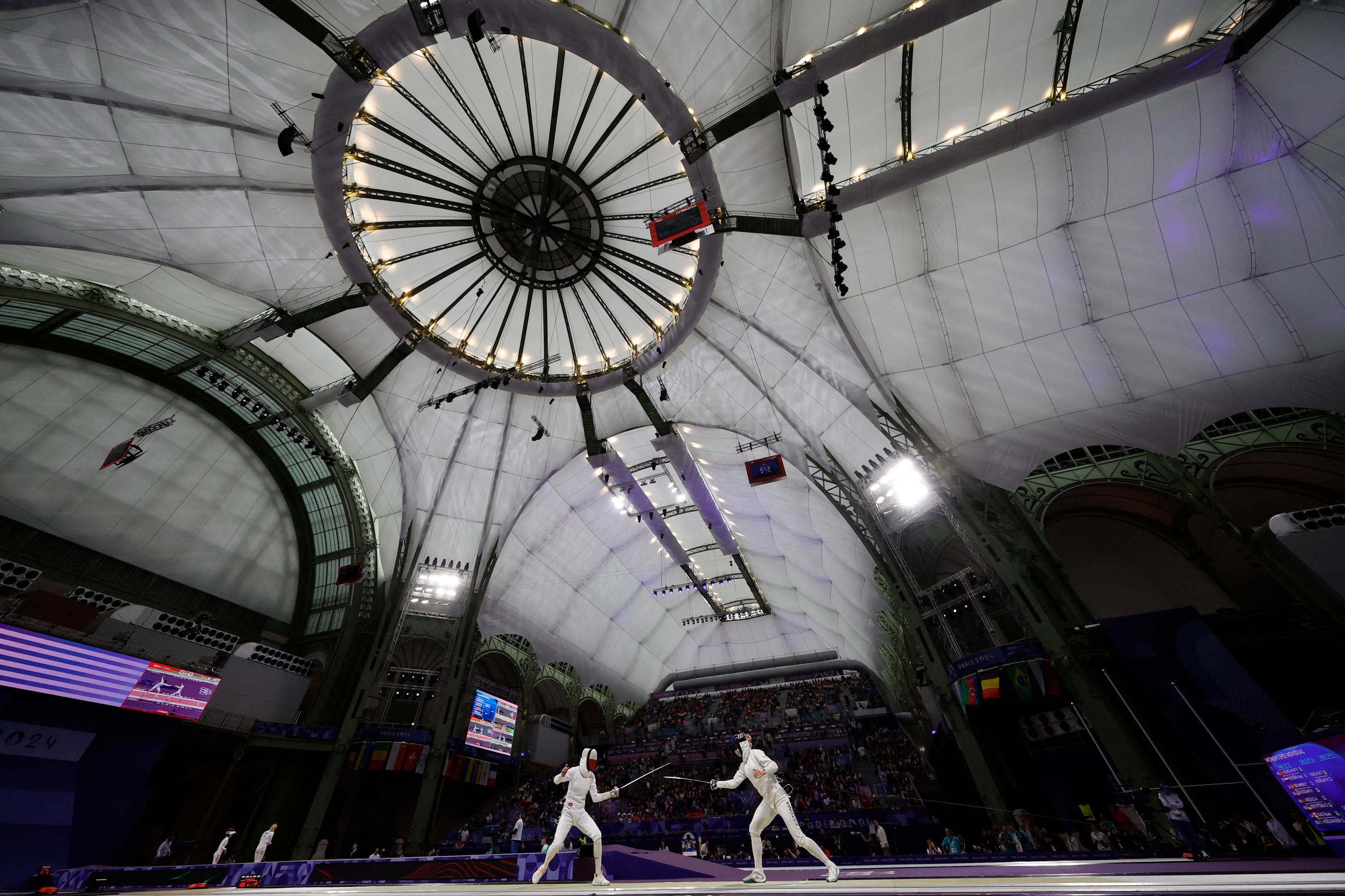 Les épreuves d'escrime ont commencé ce samedi au Grand Palais. REUTERS/Albert Gea