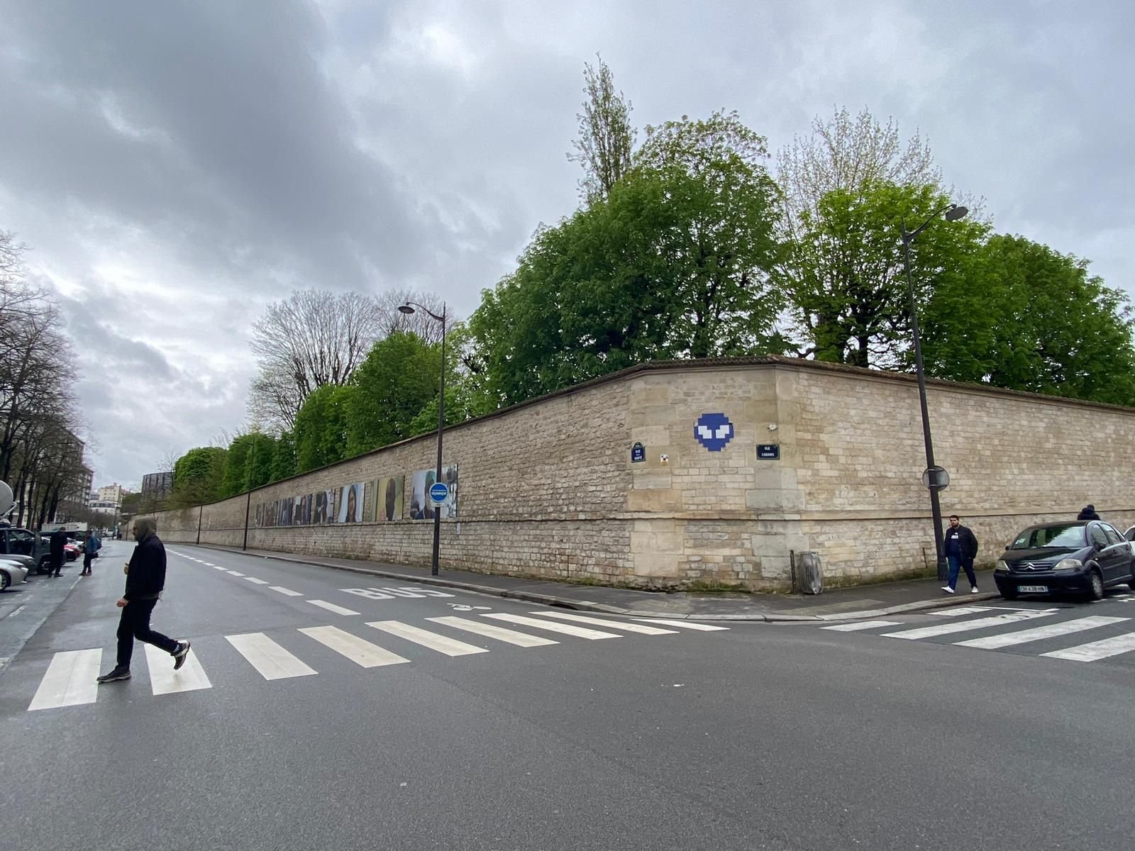 Paris XIVe, ce mercredi matin. C'est au niveau du 93, rue de la Santé proche de l'hôpital Sainte-Anne (derrière ce mur) qu'un technicien a découvert ce qui ressemble à un tunnel.