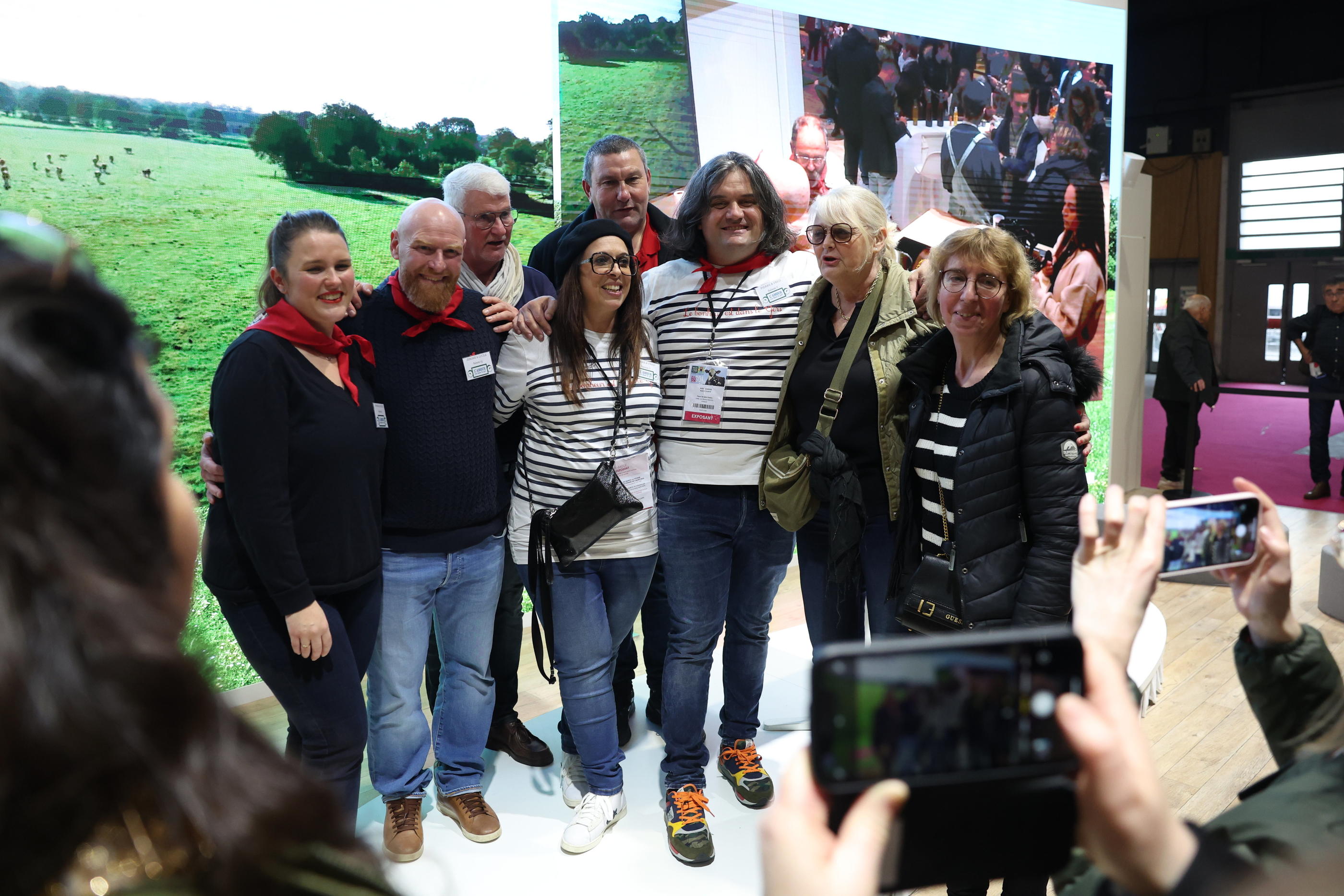 Les candidats de « L’Amour est dans le pré » (ici Lucile, Jérôme, Fred et Pierre) ont rencontré leurs fans sur le stand de M6, ce lundi, au Salon de l'agriculture. LP/Arnaud Journois