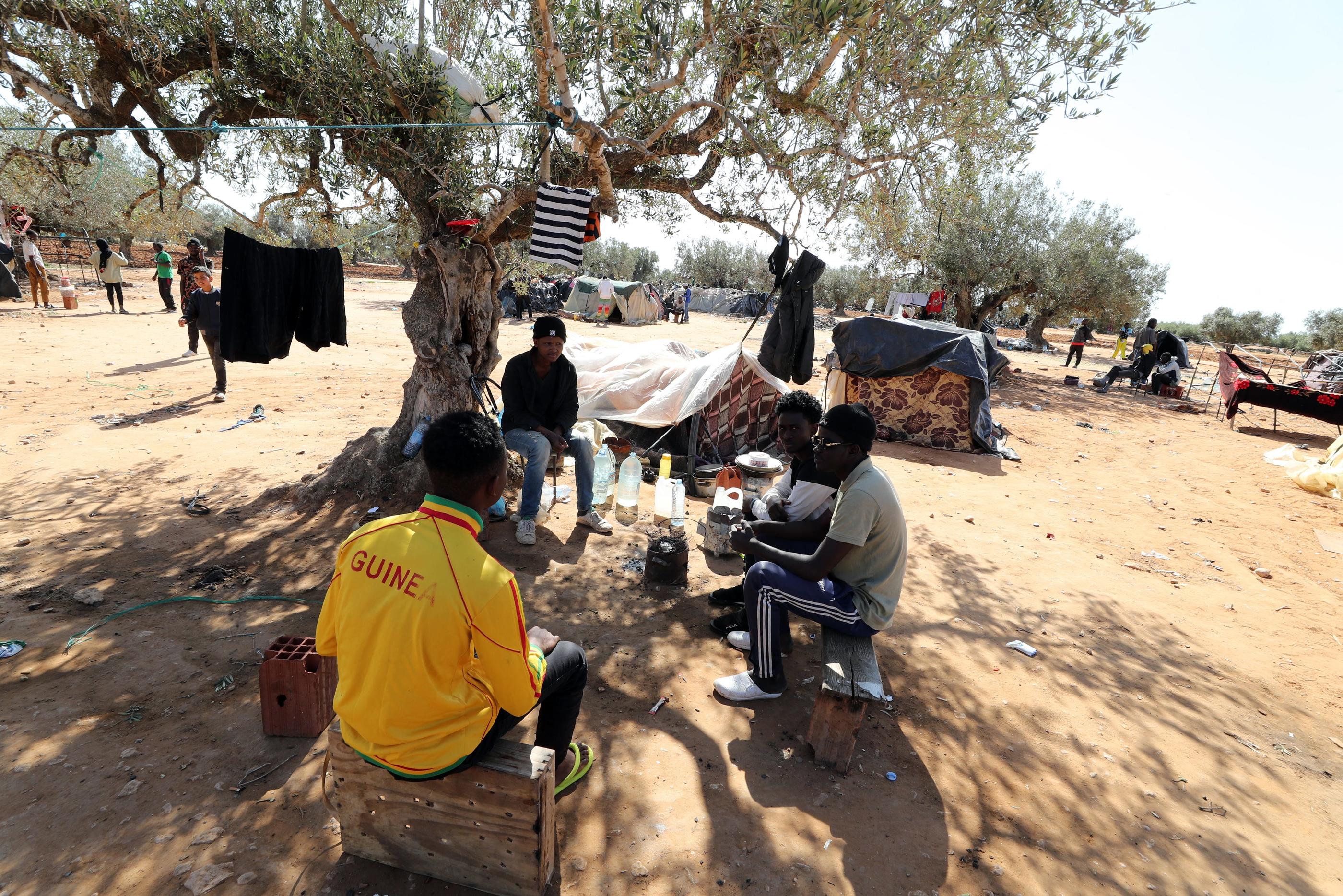 Les migrants clandesstins d'Afrique subsaharienne se retrouvent souvent au nord de l'Afrique (ici en Tunisie) dans l'attente d'une traversée vers l'Europe. EPA/MaxPPP/Mohamed Messara