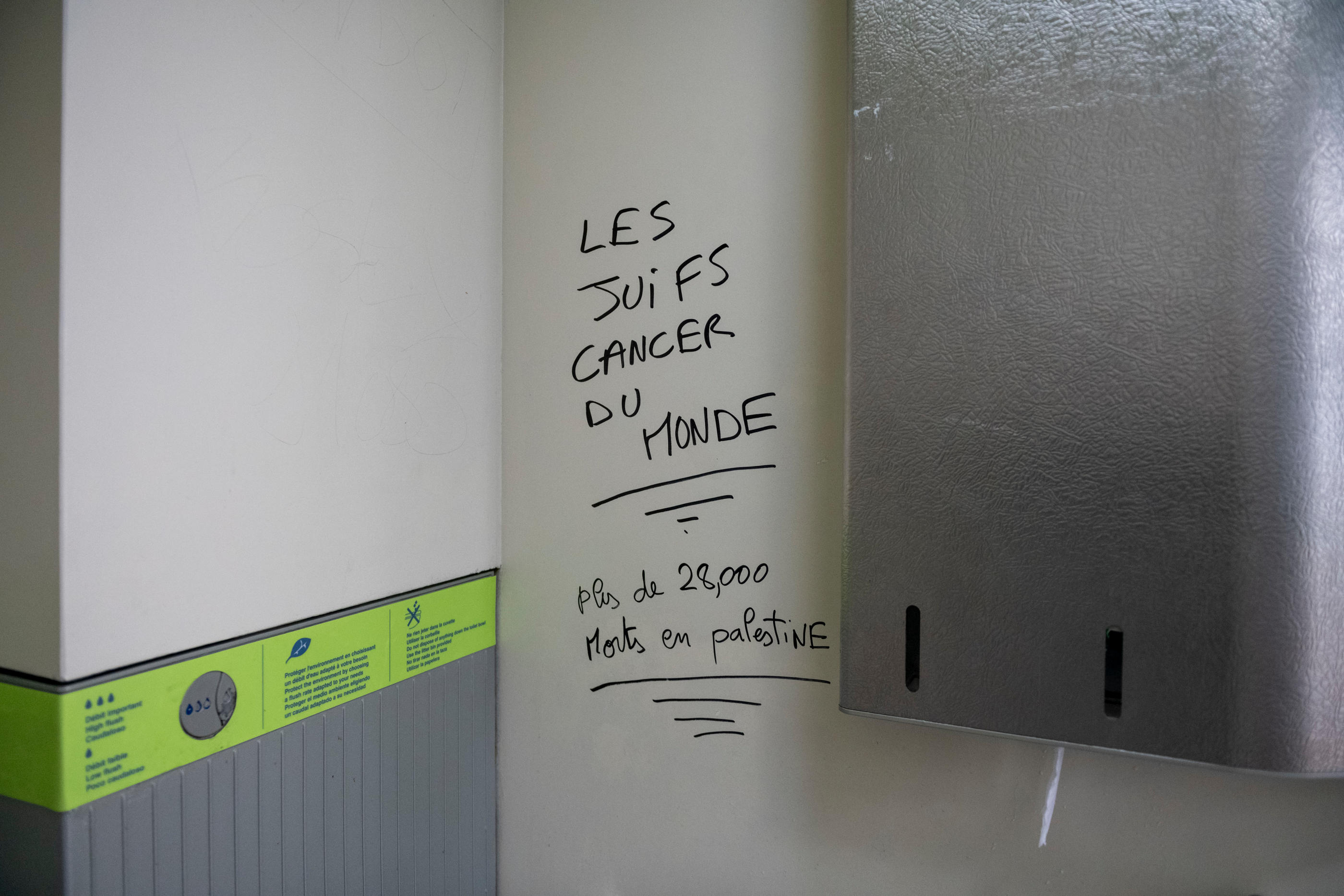 Un message antisémite photographié dans des toilettes publiques à Paris, en novembre 2023. Hans Lucas/Serge Tenani via Reuters