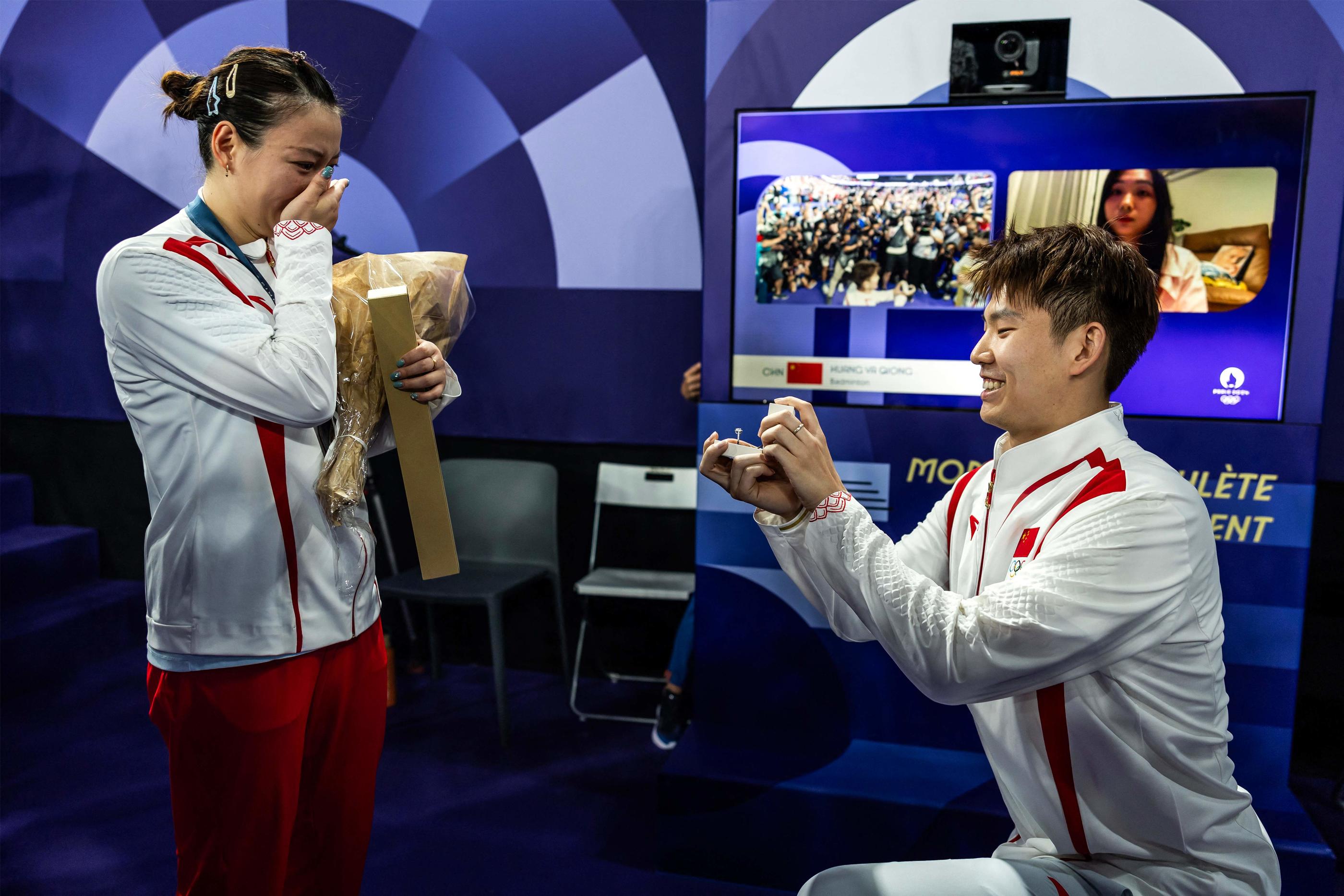 La championne olympique de double mixte en badminton Huang Ya Qiong a dit oui à la demande de son partenaire Liu Yuchen. Luis Tato/AFP