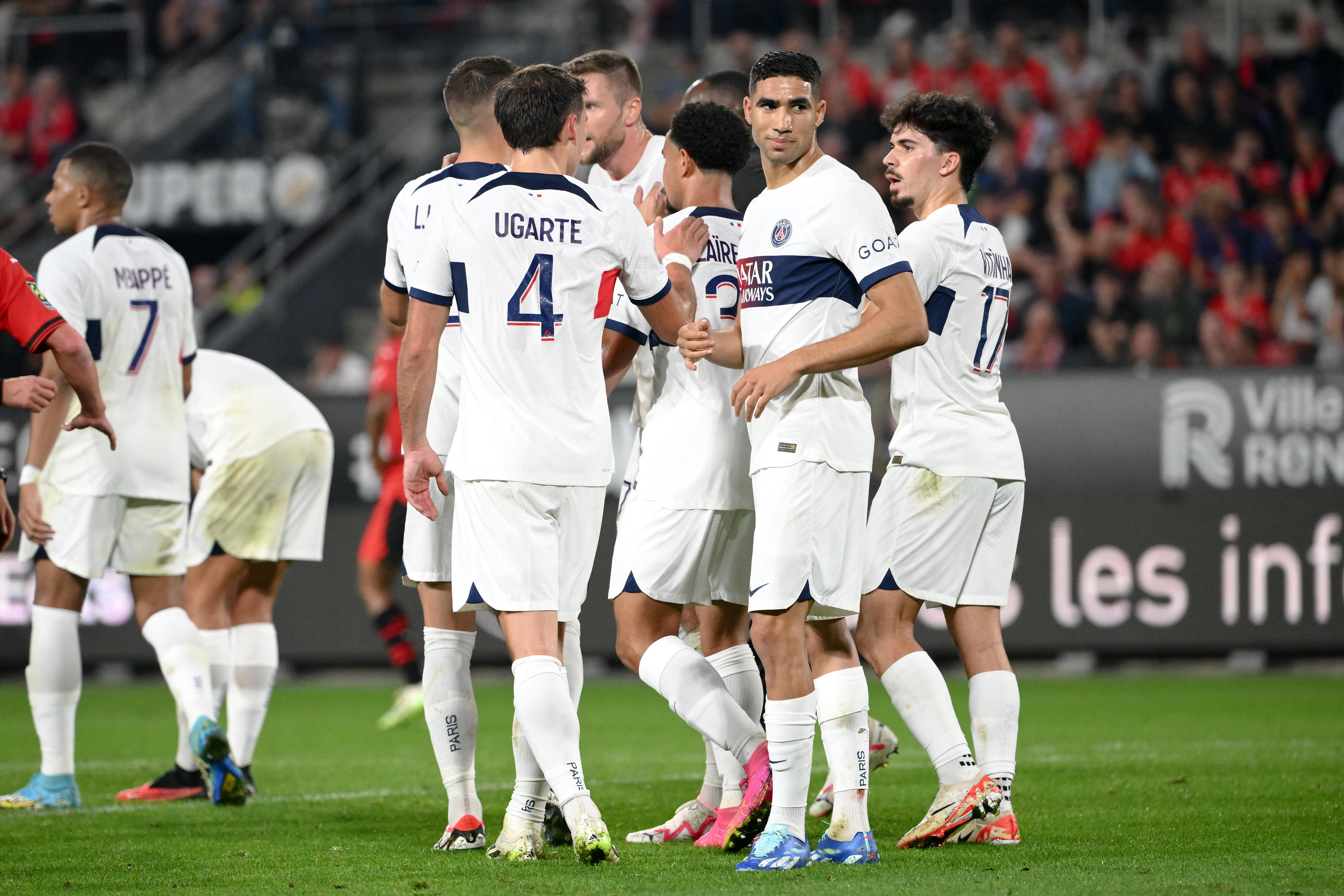 Même s'ils ont l'esprit tourné vers le match contre Milan, Hakimi et les Parisiens ne doivent pas négliger la réception de Strasbourg. Icon Sport/FEP/Christophe Saidi