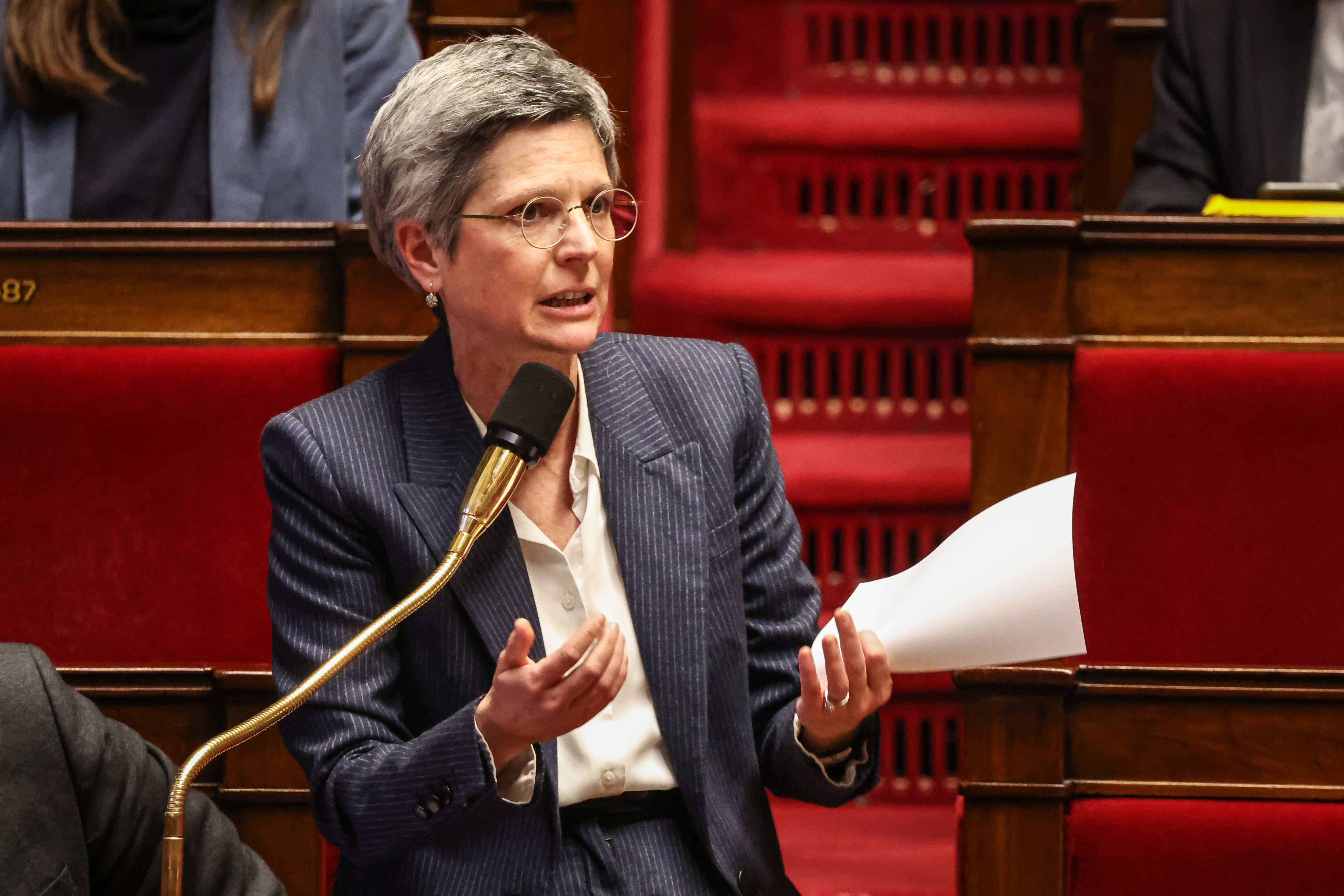 On L offre à L homme Poursuivi Mots Fléchés