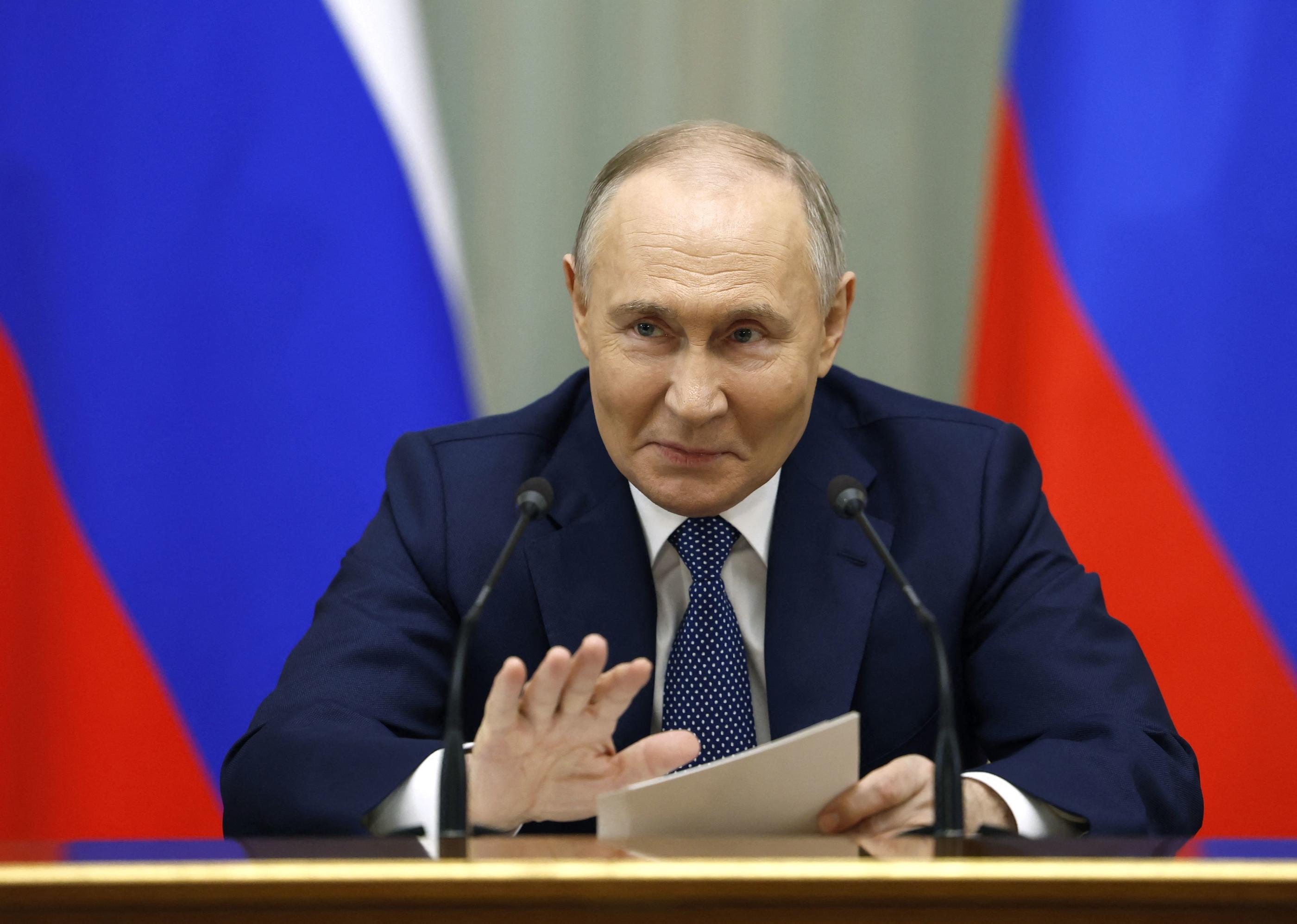 En 2020, Vladimir Poutine avait fait réviser la Constitution pour pouvoir effectuer deux mandats de six ans supplémentaires, soit jusqu’en 2036, l’année de ses 84 ans. AFP
