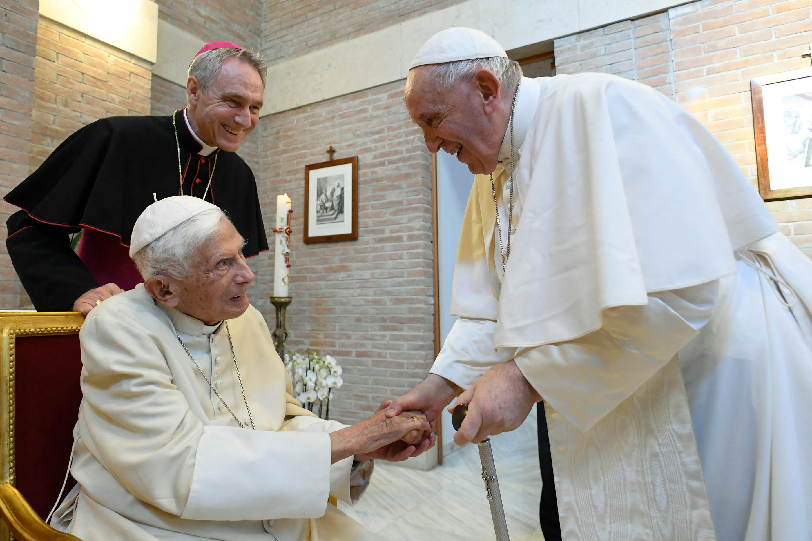 Le pape François (85 ans) et son prédécesseur, Benoît XVI (95 ans), toujours secondé de Georg Gänswein, son confident (à sa gauche), se voient parfois, comme ici en août, lors de la dernière sortie de Benoît XVI. AFP/Vatican Media