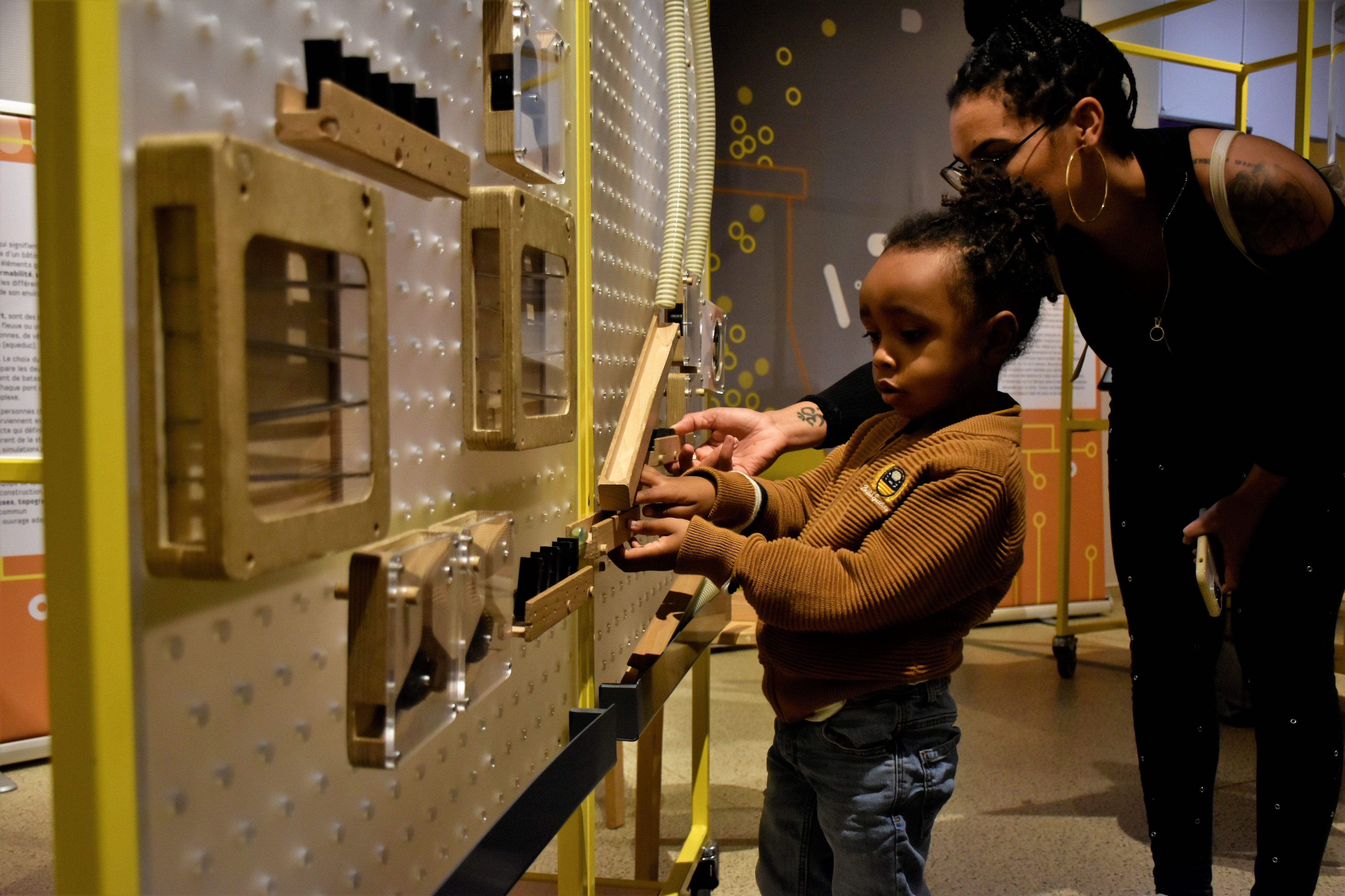 Vitry-sur-Seine, le 28 octobre 2022. Swann, 4 ans, visite l'exposition Fabriq'Expo avec sa mère Gwenaël au musée de l'Exploradôme. LP/William Minh Hào Nguyen