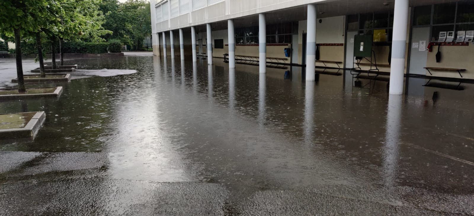 Yerres. Le préau de l'école Victor-Hugo a pris l'eau à cause des fortes pluies. Twitter/Olivier Clodong