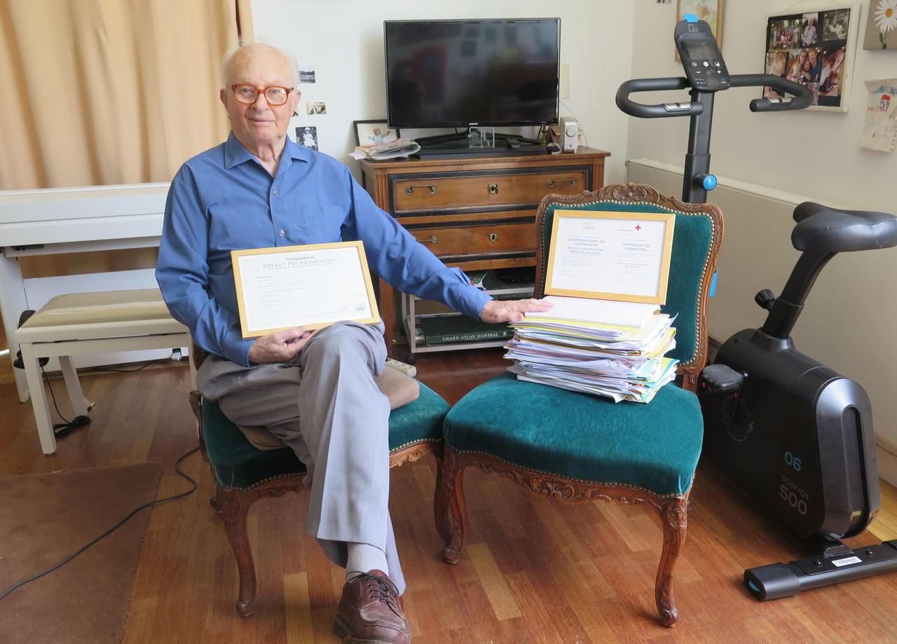 <b></b> Rueil-Malmaison, lundi 1er juillet 2019. Jacques Berger, 96 ans, résident de la maison de retraite Cognacq Jay, a obtenu le brevet d'animateur grâce à la validation des acquis de l'expérience (VAE).