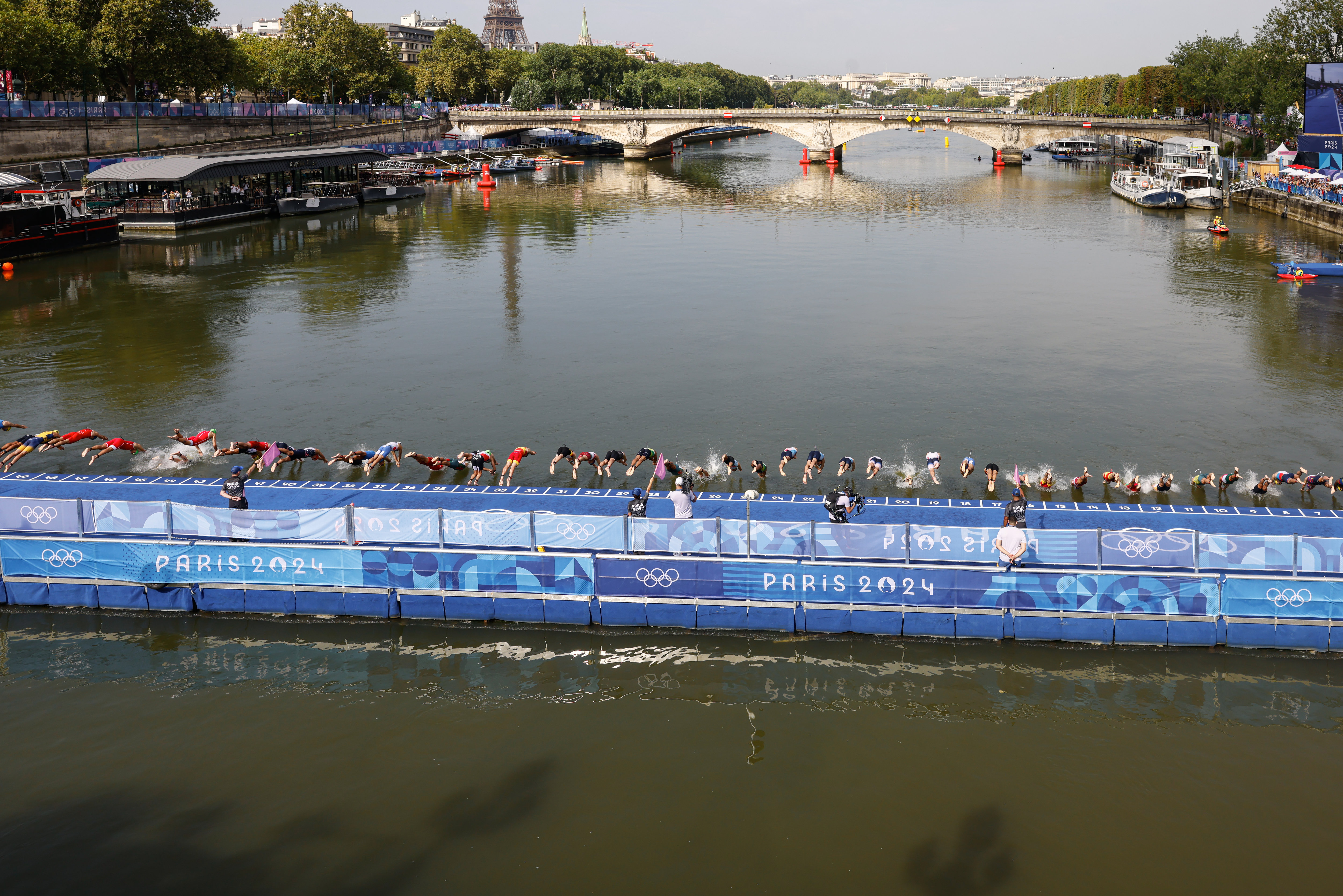 Les triathlètes plongeront bien dans la Seine ce lundi pour l'épreuve de relais mixte. LP/Olivier Corsan