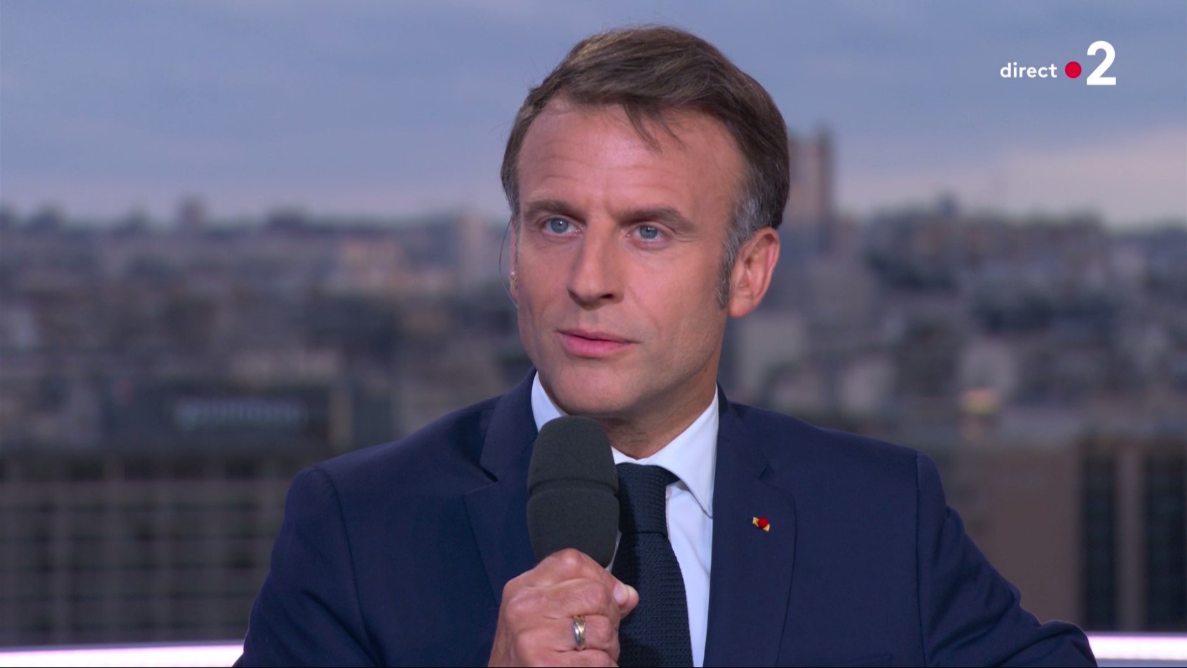 Sur le plateau du JT de France 2 ce mardi soir, Emmanuel Macron a presque réclamé une pause : «On a besoin de se réenthousiasmer. On verra tous à partir de vendredi soir pourquoi ça valait la peine.» Capture d'écran France 2