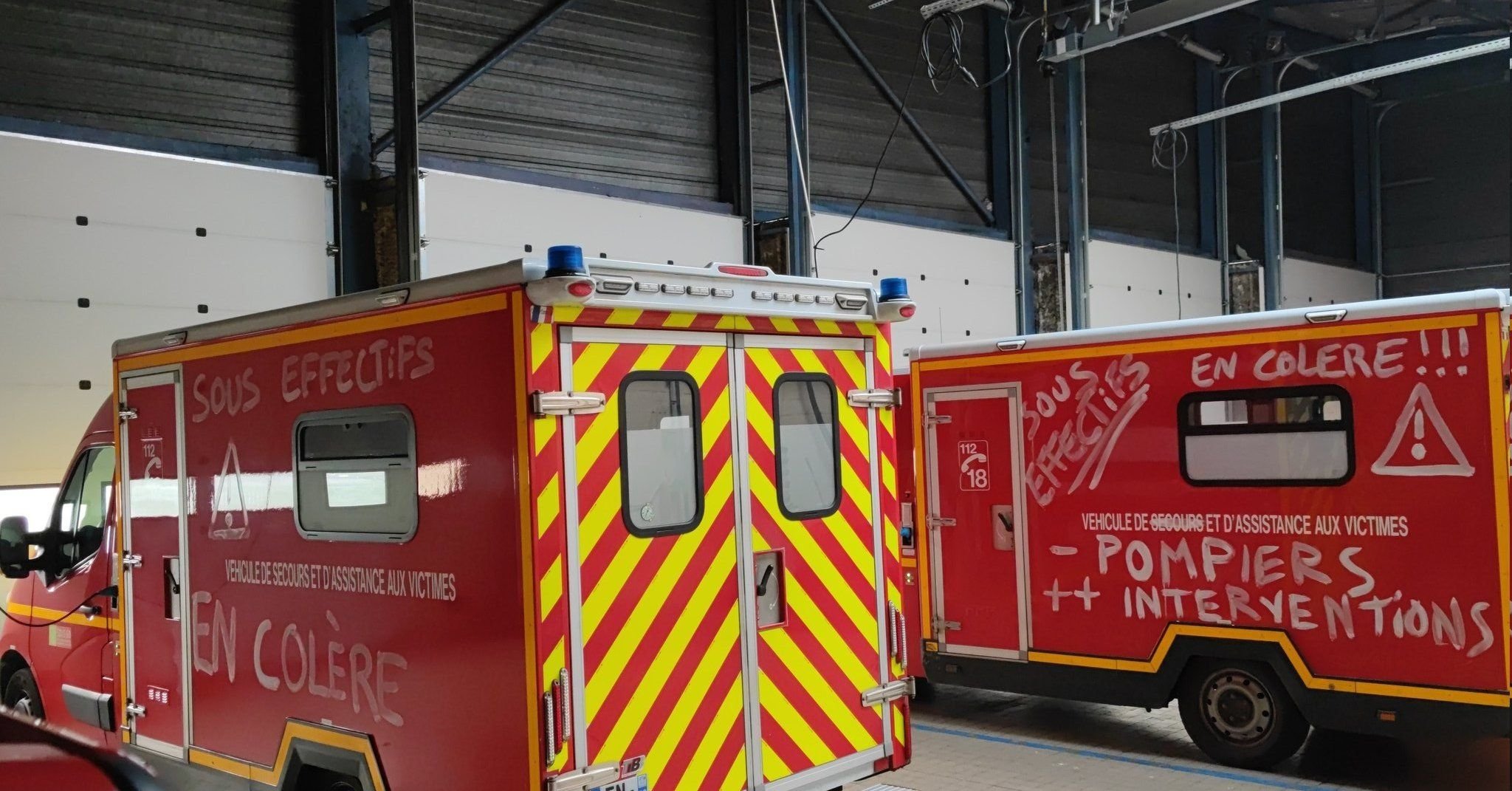 Compiègne (Oise), ce mercredi 23 février. Pour protester contre le manque de personnel, les pompiers ont tagué leurs véhicules de secours. DR