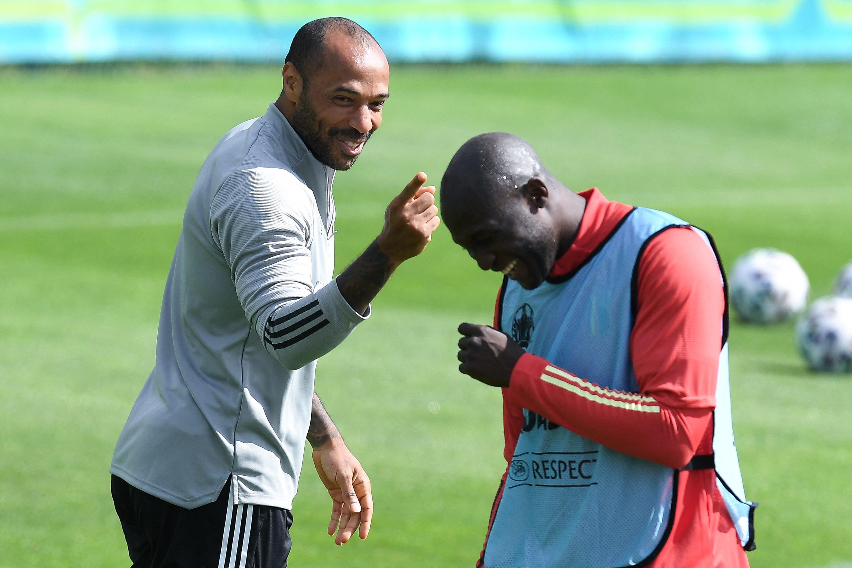 Romelu Lukaku aux côtés de Thierry Henry. AFP/John Thys.