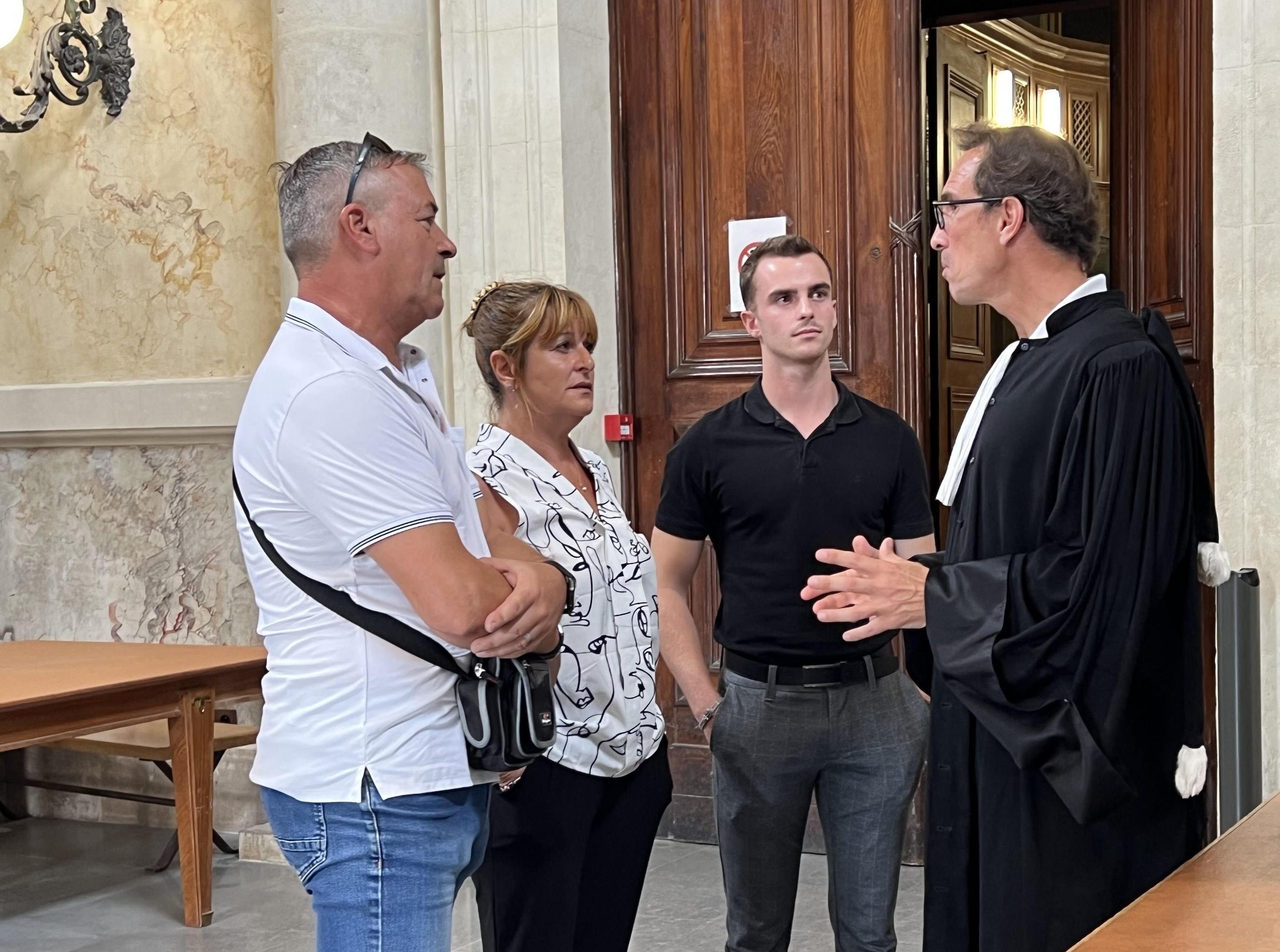 Thierry Cahuzac est « quelqu’un de particulièrement dangereux », dit son ex-épouse Dominique Bertran, ici avec son compagnon et son fils Rémy et leur avocat, le 12 septembre à Montpellier. LP/Christian Goutorbe