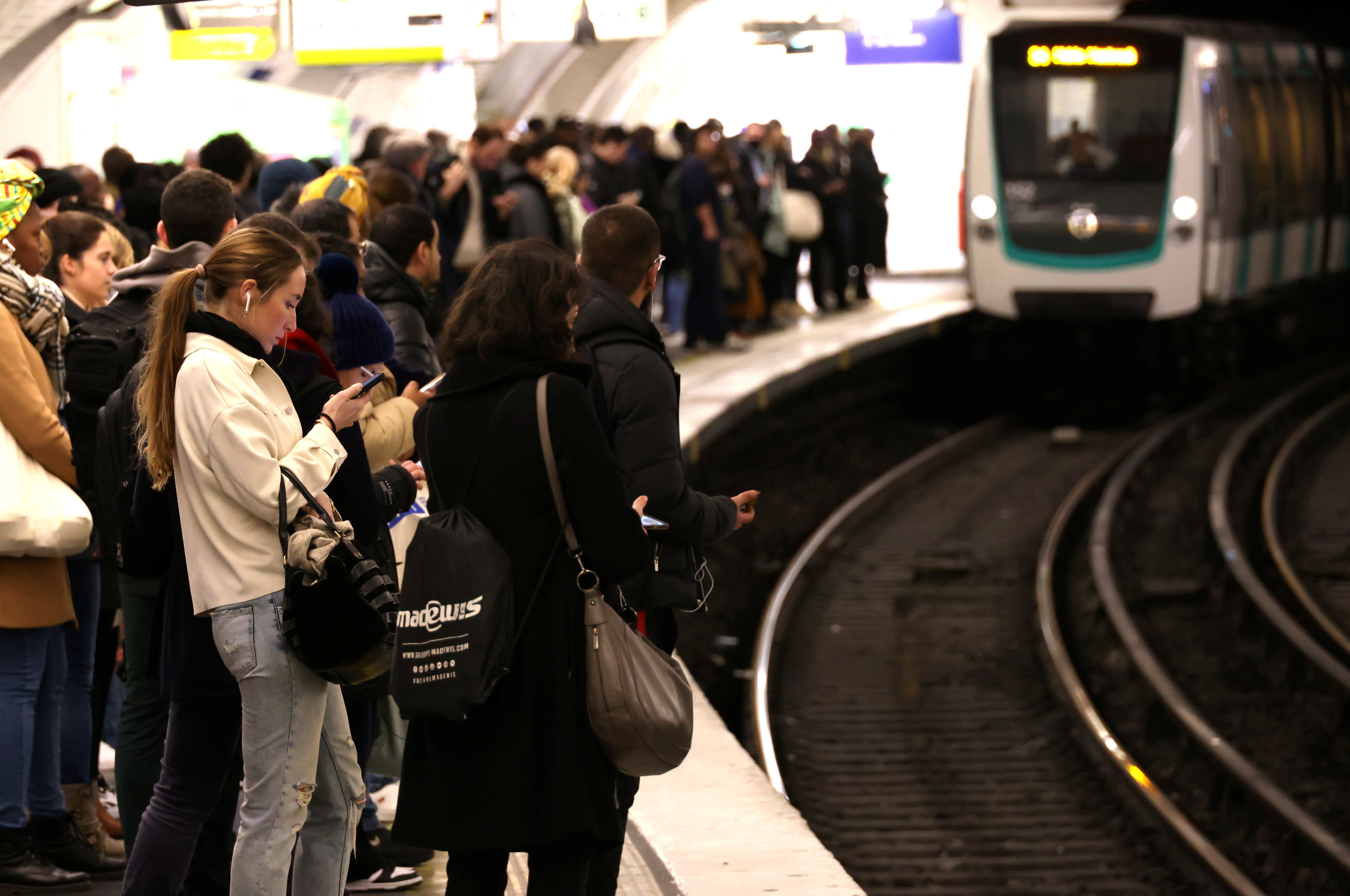 Les usagers des transports franciliens ont appris ce jeudi, dans les couloirs du métro, le retour prochain de l'émission "Secret Story". LP/ Delphine Goldsztejn