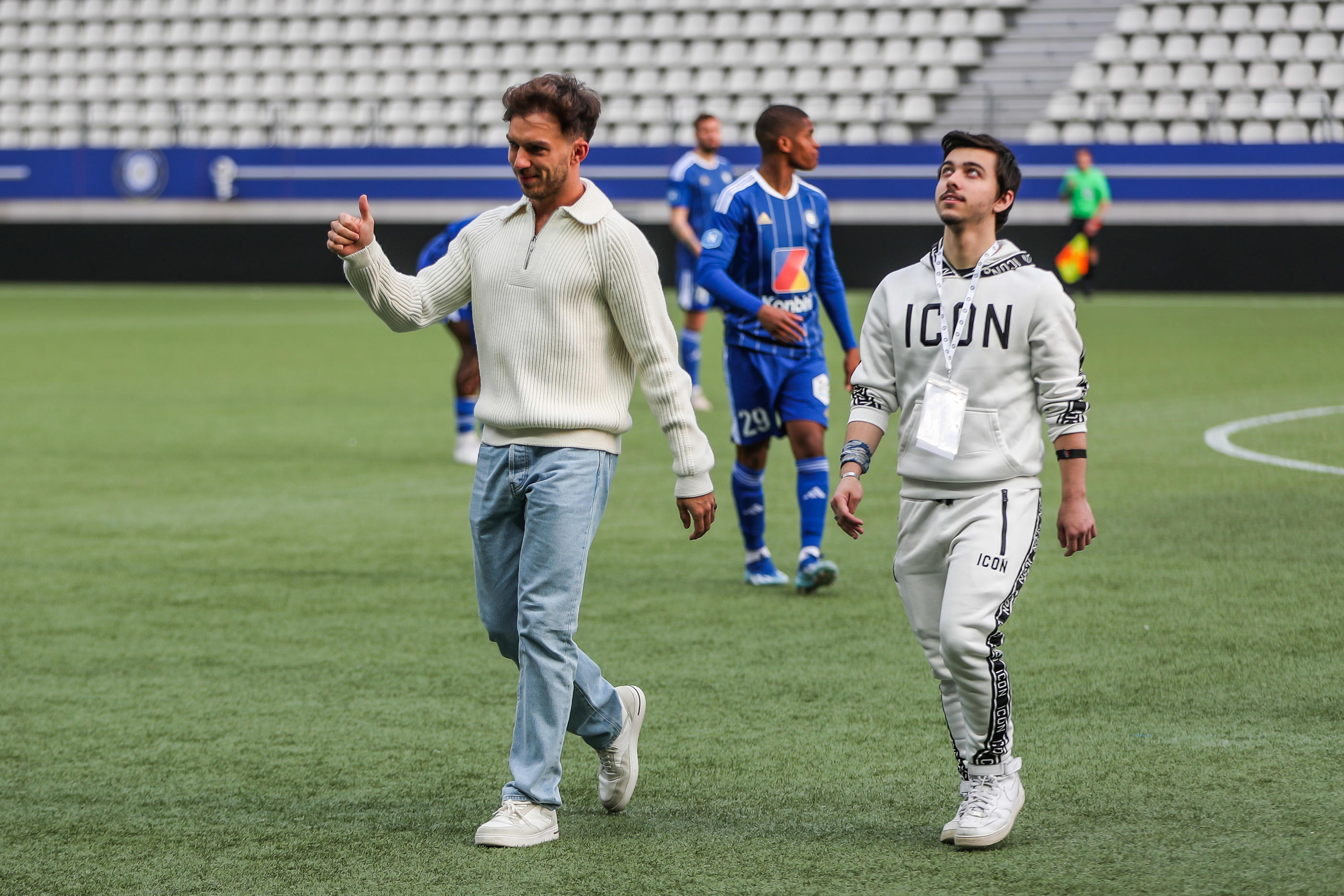Pierre Gasly (à gauche) a apprécié sa visite au stade Jean-Bouin ce vendredi pour assister au match du FC Versailles dont il est actionnaire. Thomas Proisy/Icon Sport
