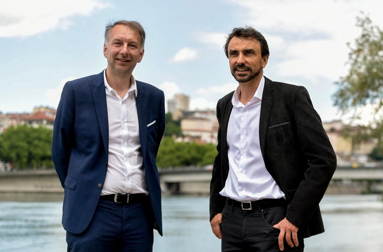 <b></b> Grégory Doucet (à droite, au côté de Bruno Bernard, candidat EELV à la Métropole) part favori pour offrir aux écologistes les clés de Lyon. 