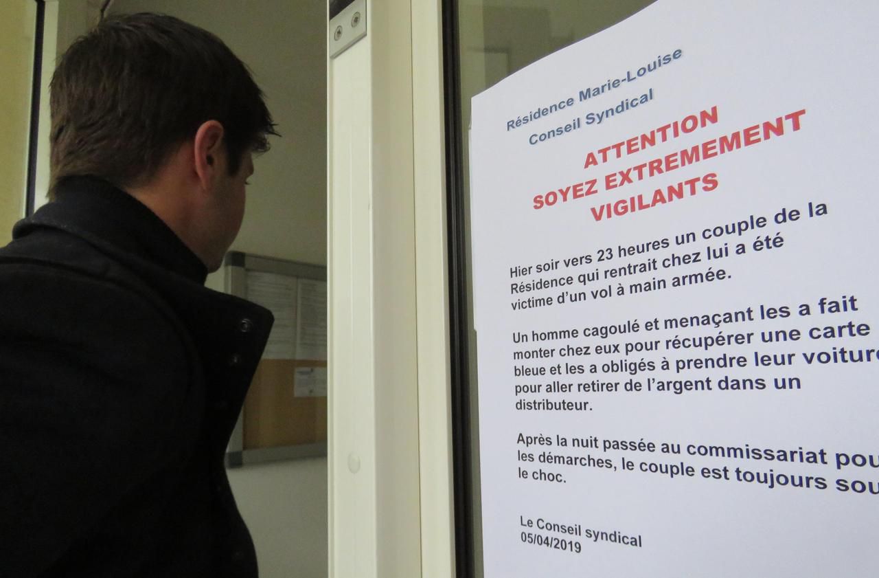 Une affiche mettant en garde les habitants à l’entrée d’un immeuble où un couple a été agressé, à Compiègne (Oise) en 2019. LP/Benjamin Derveaux