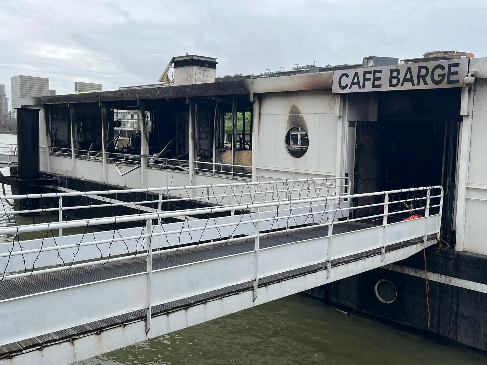Paris, mardi 23 janvier. La péniche le Café Barge a été entièrement ravagée par les flammes. Le montant des travaux est estimé à près de 2 millions d’euros. LP/Élie Julien