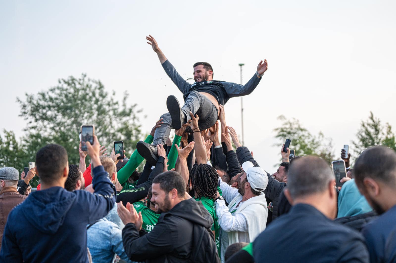 Yassine Yacoub, l'entraîneur de Chantilly, porté en triomphe après avoir décroché la montée à l’issue de la dernière journée du championnat, le 18 mai. Facebook US Chantilly