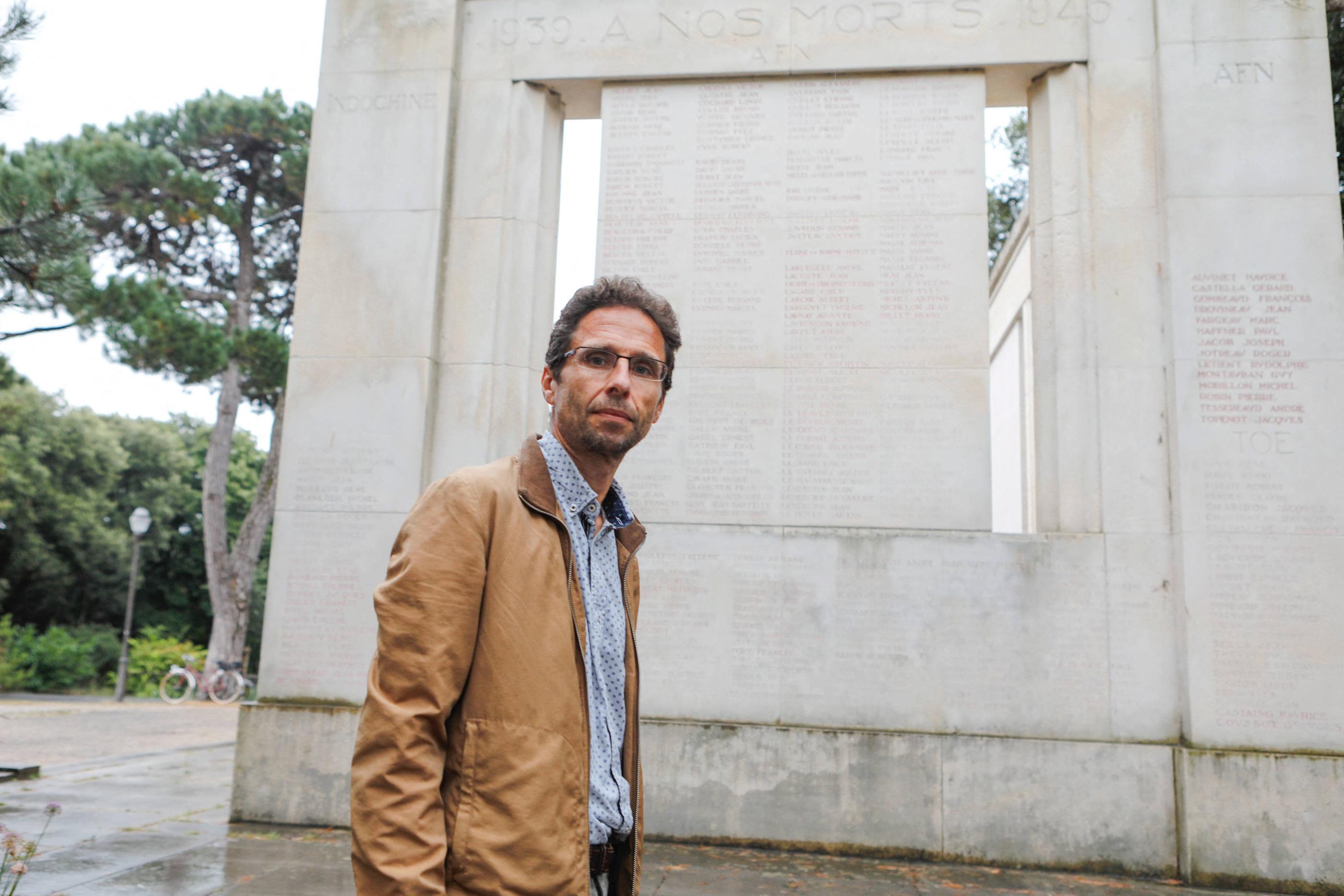 La Rochelle, le 29 août dernier. Xavier De Ronne, historien amateur, a également trouvé sur le monument aux morts de La Rochelle le nom d'un autre collaborateur qui a combattu pour la Wehrmacht dans la Légion des volontaires français. Une procédure est en cours pour l'effacer. ©PHOTOPQR/SUD OUEST/Augé Romuald