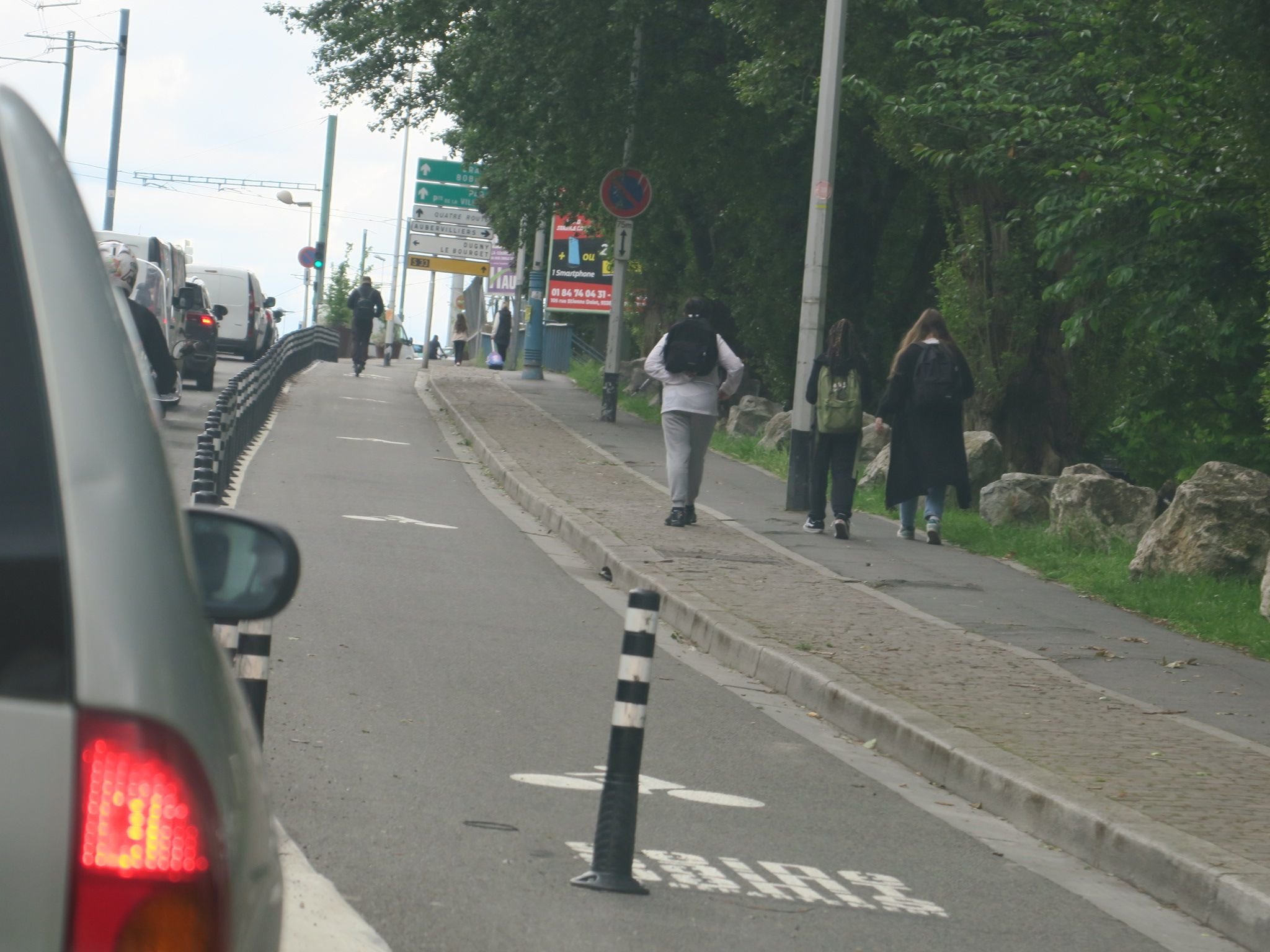 La Courneuve (Seine-Saint-Denis), le 21 mai. Les signataires de la pétition contre une nouvelle piste cyclable aménagée pour les JO, arguent des embouteillages qu'elle provoque comparés à sa faible utilisation du moment. LP/Anthony Lieures