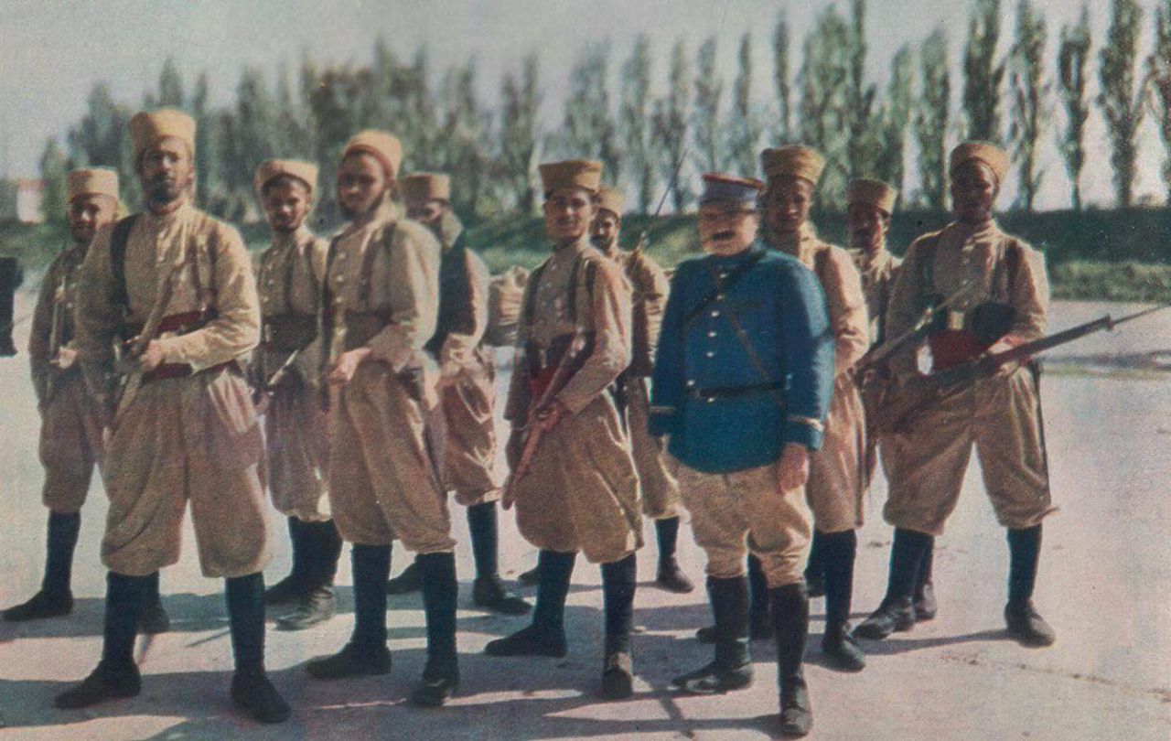 <b></b> Illustration. Encadrée par des militaires français, la Brigade marocaine était composée de plus de 4 000 hommes. Elle fut dissoute à la mi-septembre 1914. 