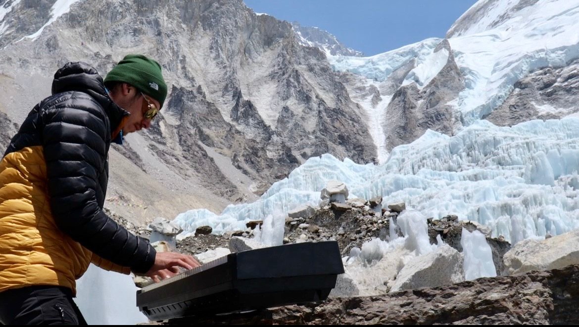 Le 2 mai, Nicolas Constant, pianiste originaire du Lot, a joué seul au piano au camp de base de l’Everest, après neuf jours d’ascension, instrument sur le dos. DR