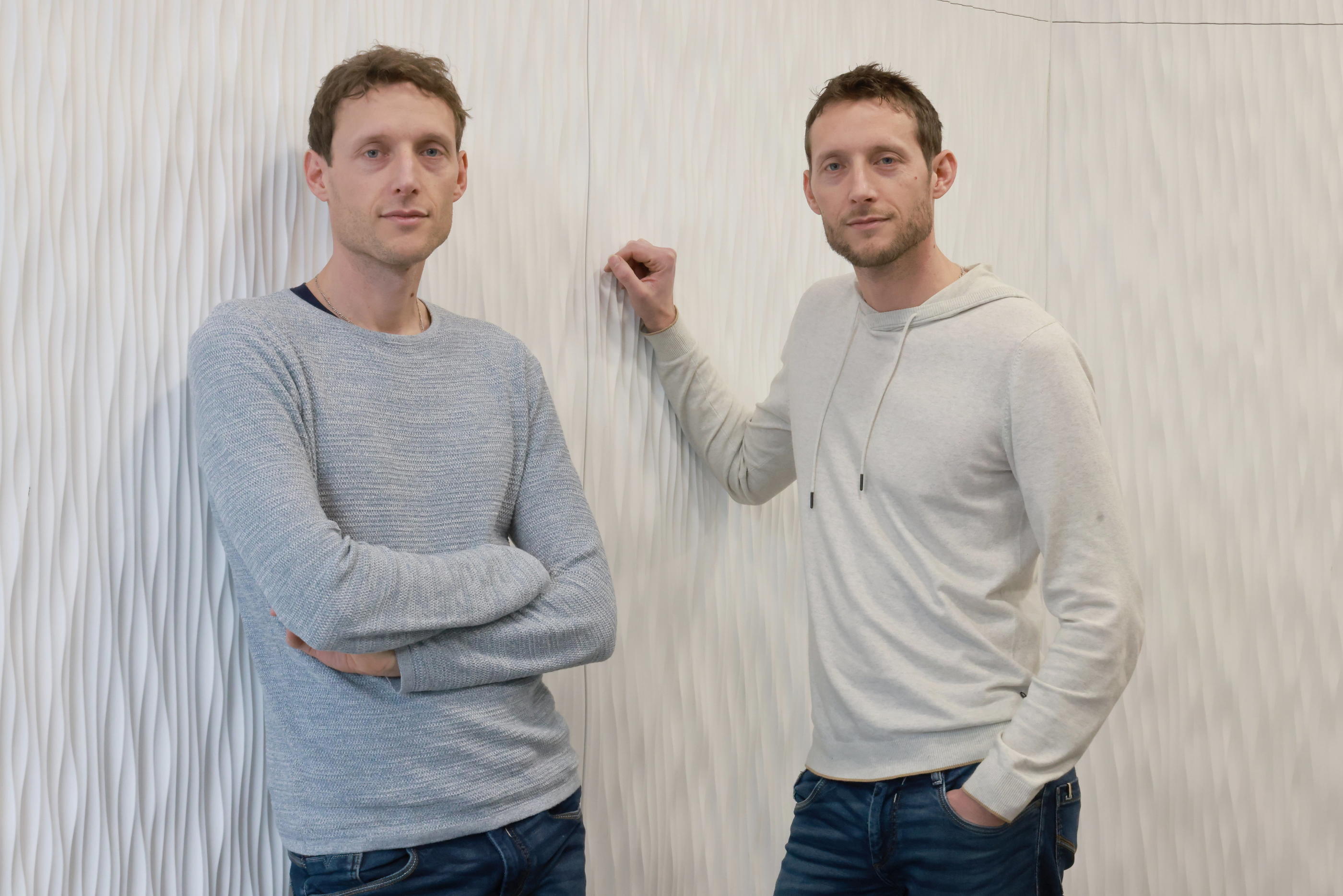 Yoann et Davy Bernagoult, frères jumeaux de 41 ans, composent chez eux, en région Centre, dans un studio-maison où chacun a sa pièce. LP/Philippe Lavieille