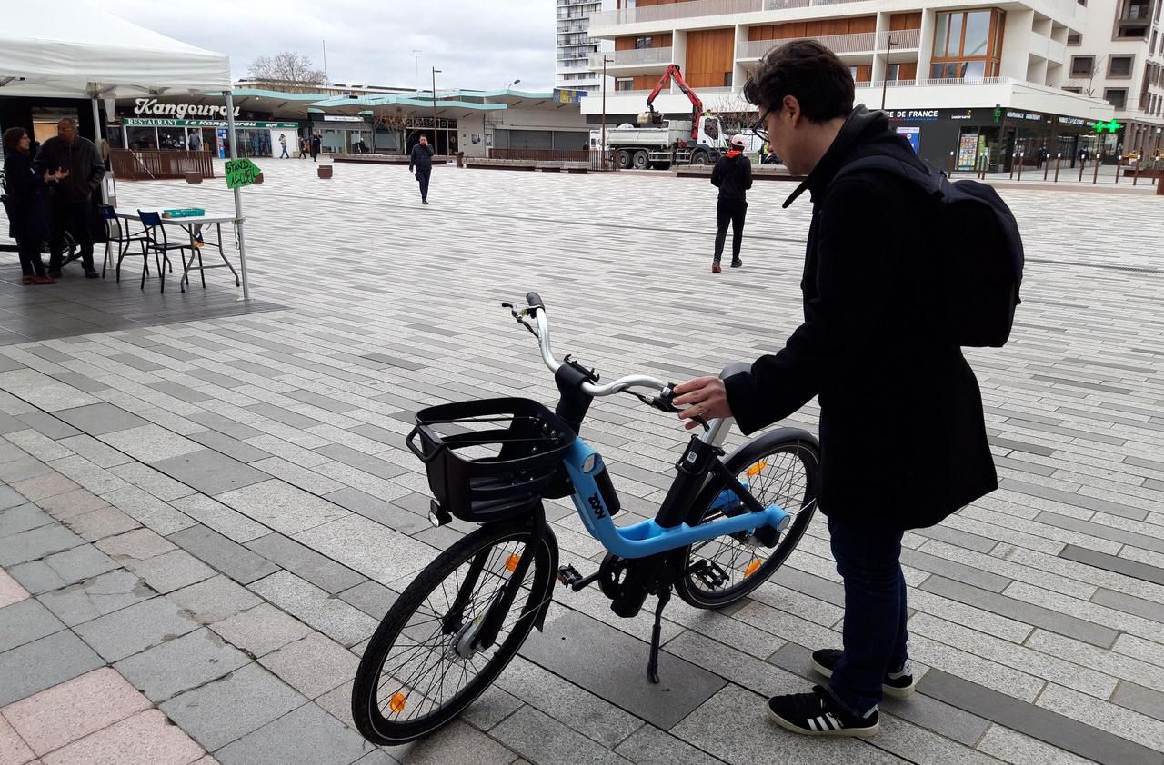 <b></b> Massy, le 20 mars 2019. Pour la grève du 5 décembre, Zoov met en place un dispositif spécial pour se déplacer à vélo électrique en libre-service.