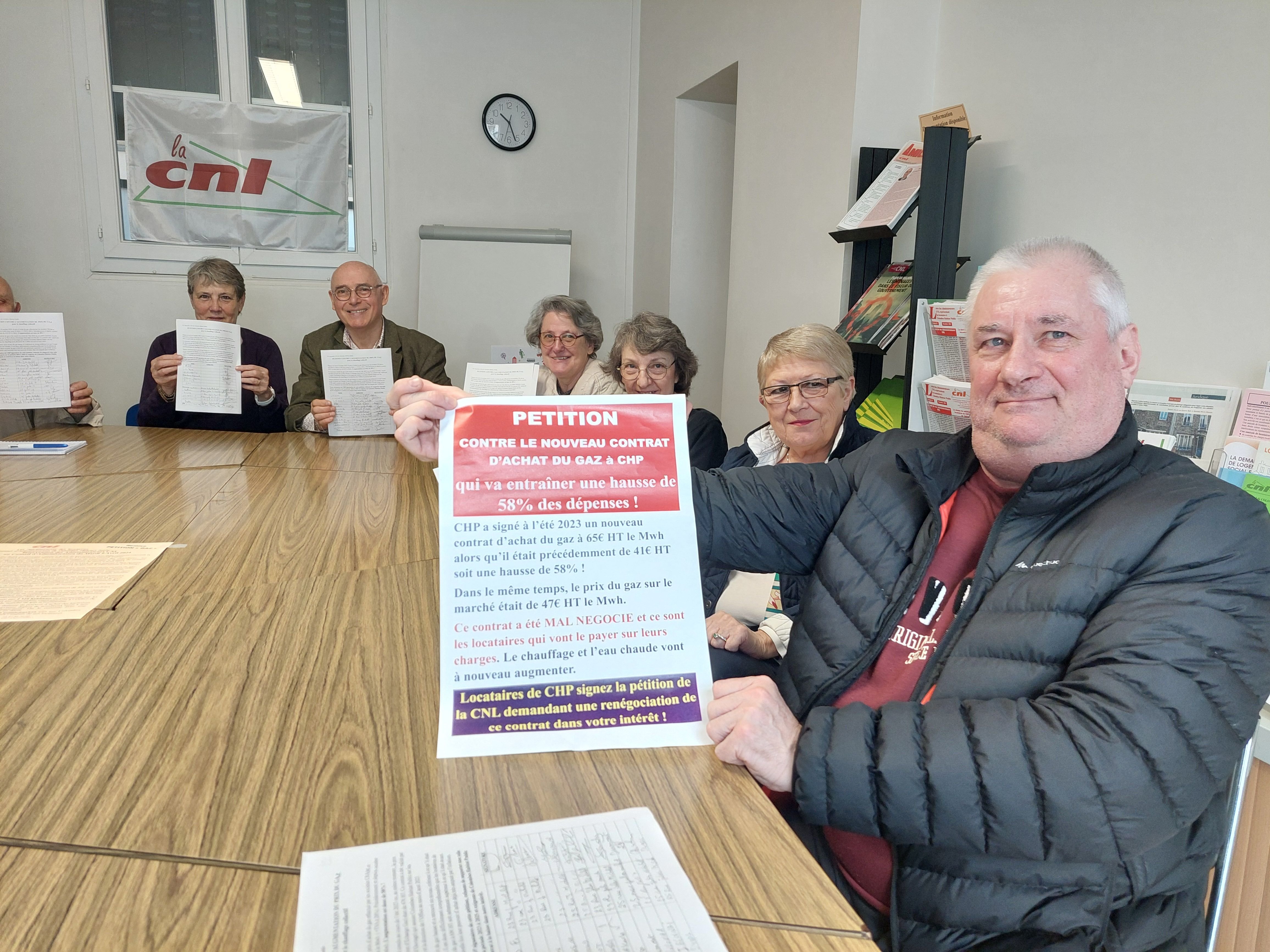 Colombes, le 12 avril. L'antenne locale de la Confédération nationale du logement a lancé une pétition exigeant la renégociation du contrat du gaz. LP/Olivier Bureau