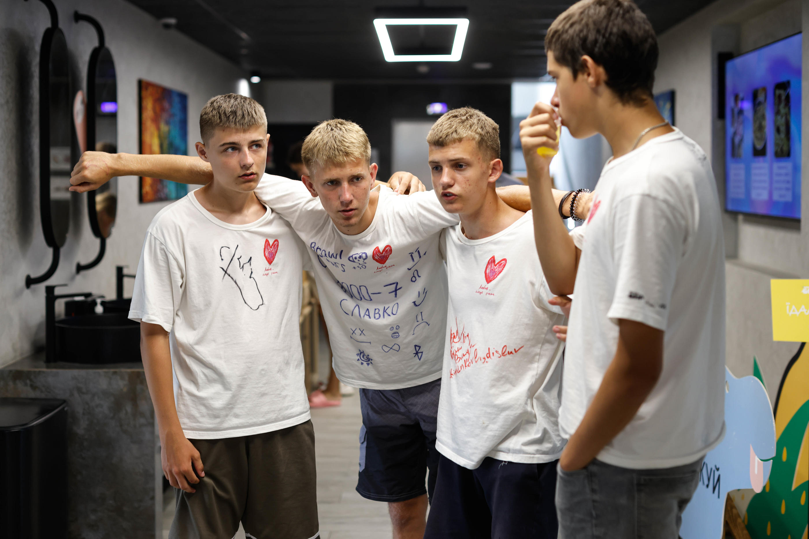 Ukraine, le 14 juillet. Les enfants profitent de leur dernier jour de colonie pour s'écrire des mots d'amitié sur des cahiers ou leur tee-shirt. LP/Olivier Corsan