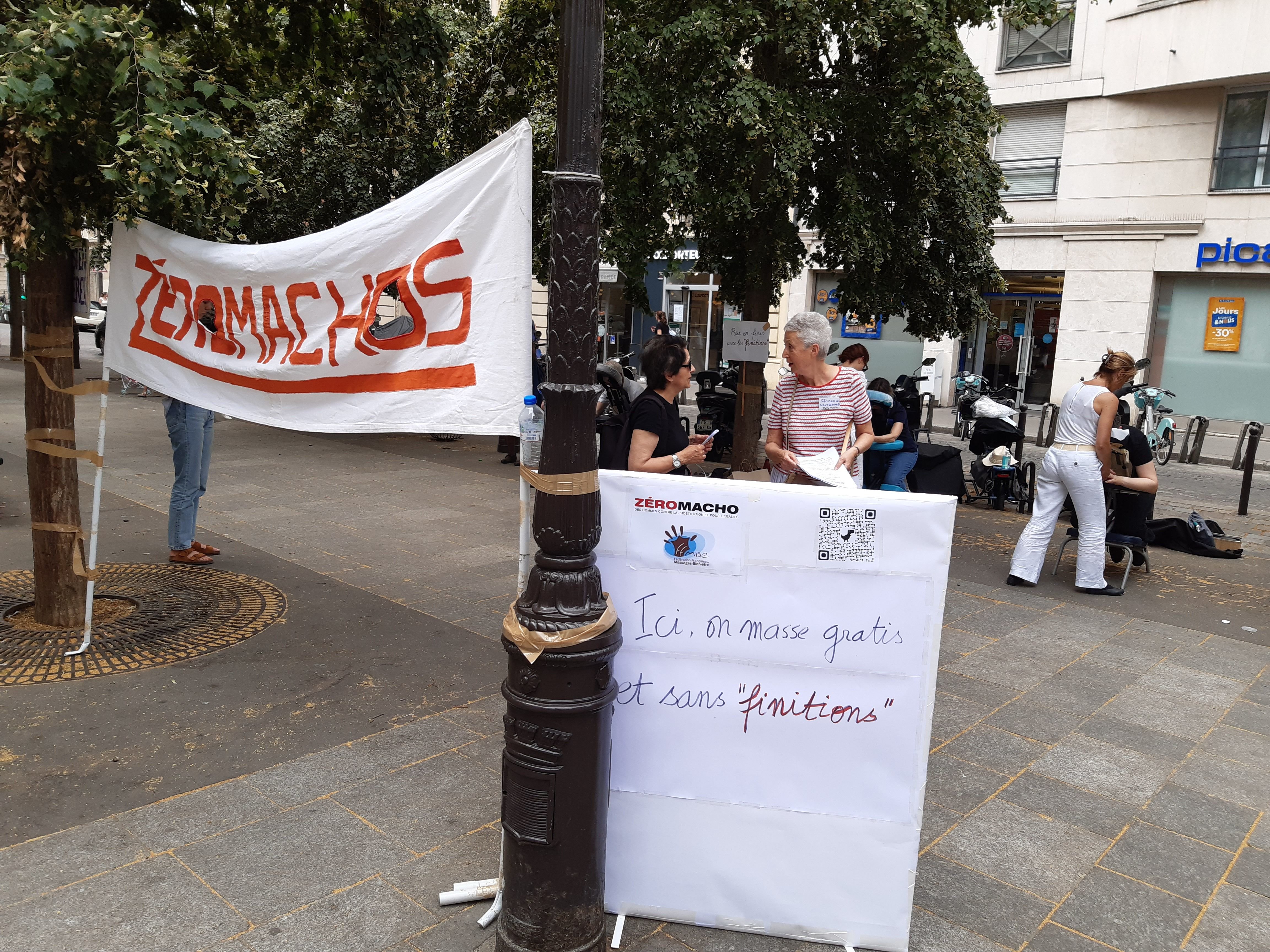 Paris, samedi 17 juin. L'association Zéromacho a organisé une séance de massages gratuits et «sans finition» sur la place de Lévis (XVIIe) pour dénoncer les salons de prostitution dissimulés. LP/Philippe Baverel