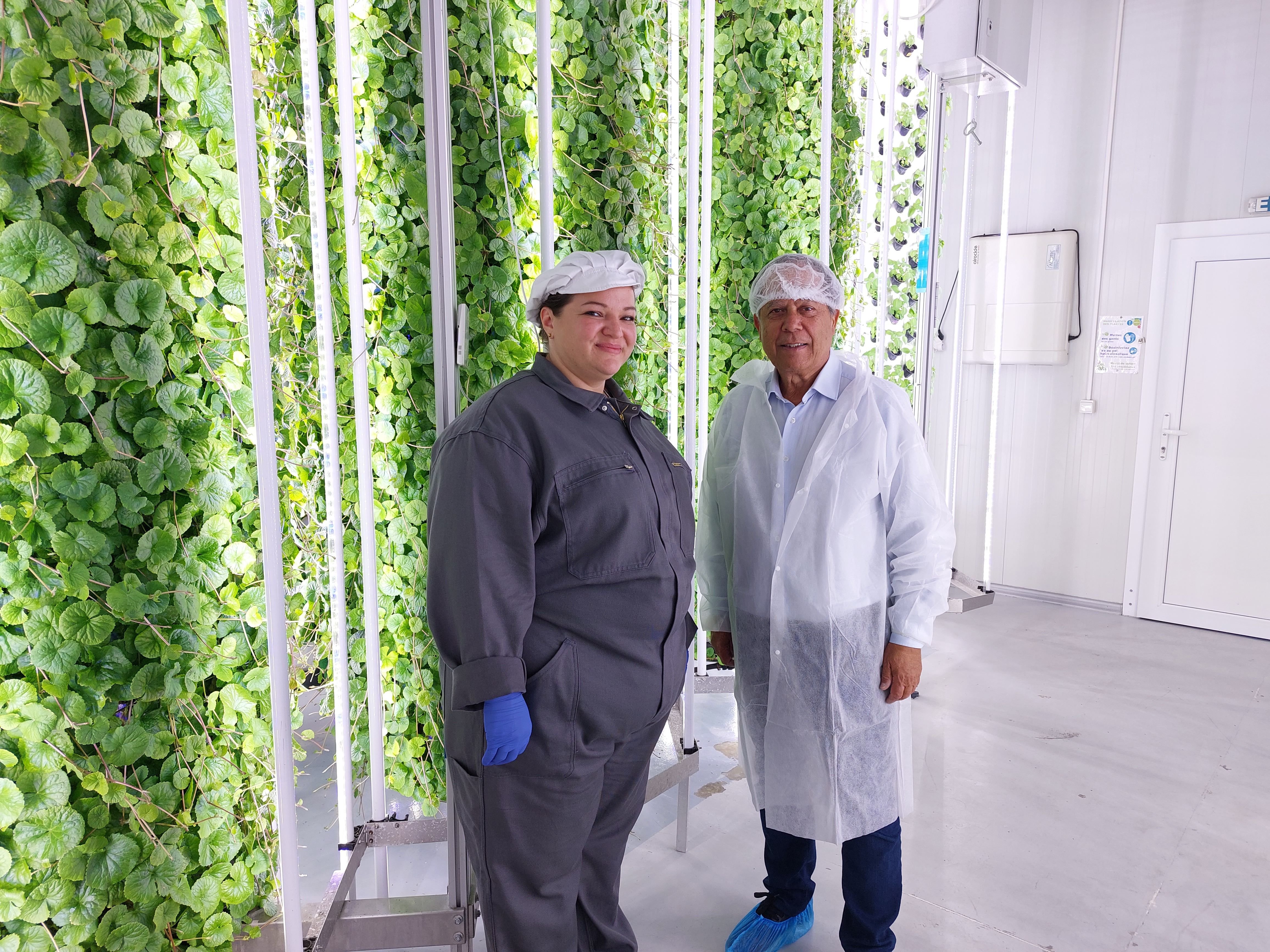 Plaine de Versailles, lundi 20 juin 2022. Le Dr Alexandra Crème, directrice de la recherche et développement, et Charles Soufir, président de la start-up sarcelloise Tower Farm. LP/Julie Olagnol