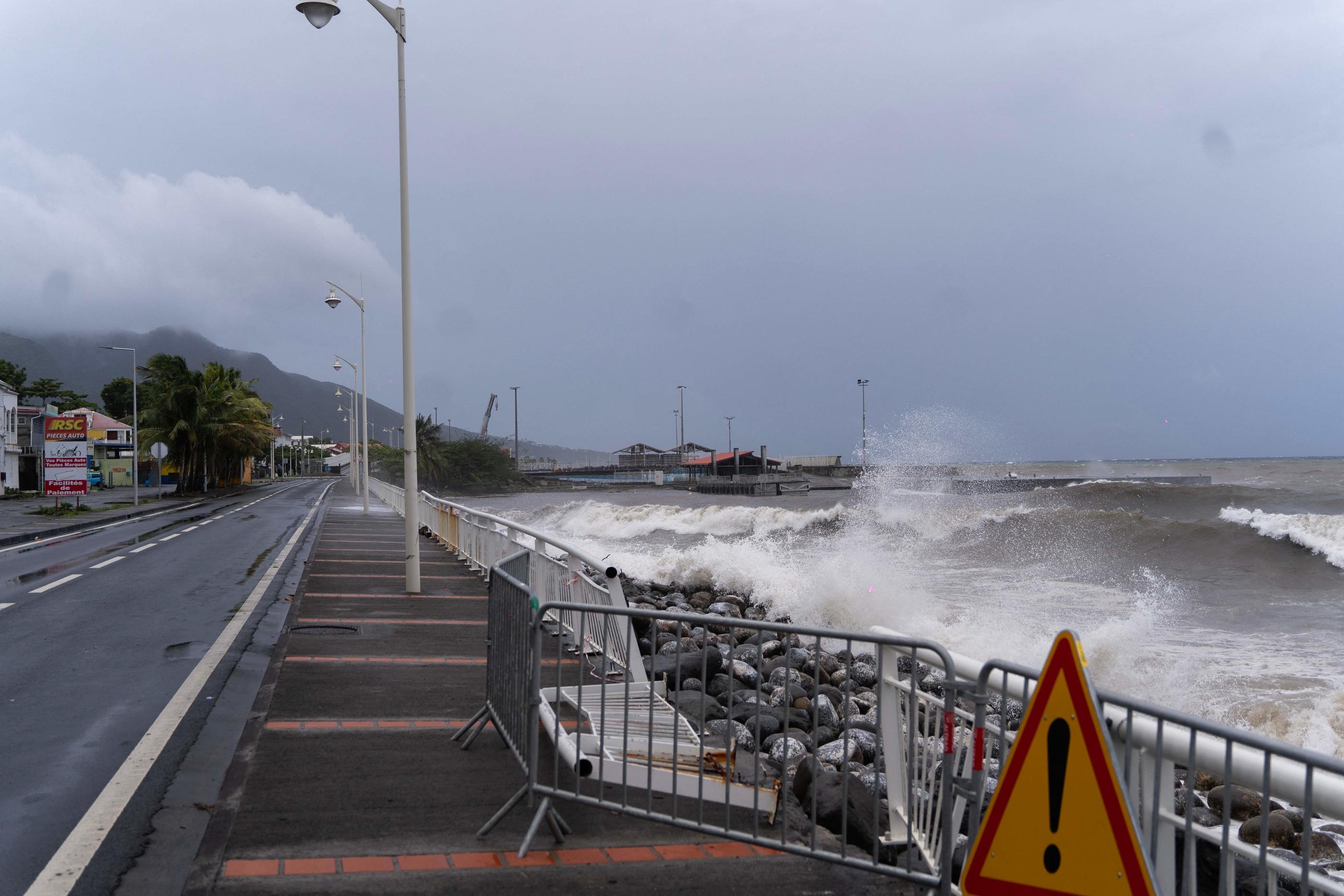 La tempête tropicale Ernesto, passée une semaine plus tôt le long de la Guadeloupe, a provoqué de fortes perturbations et a altéré la production d’eau potable. AFP/Brian Nocandy