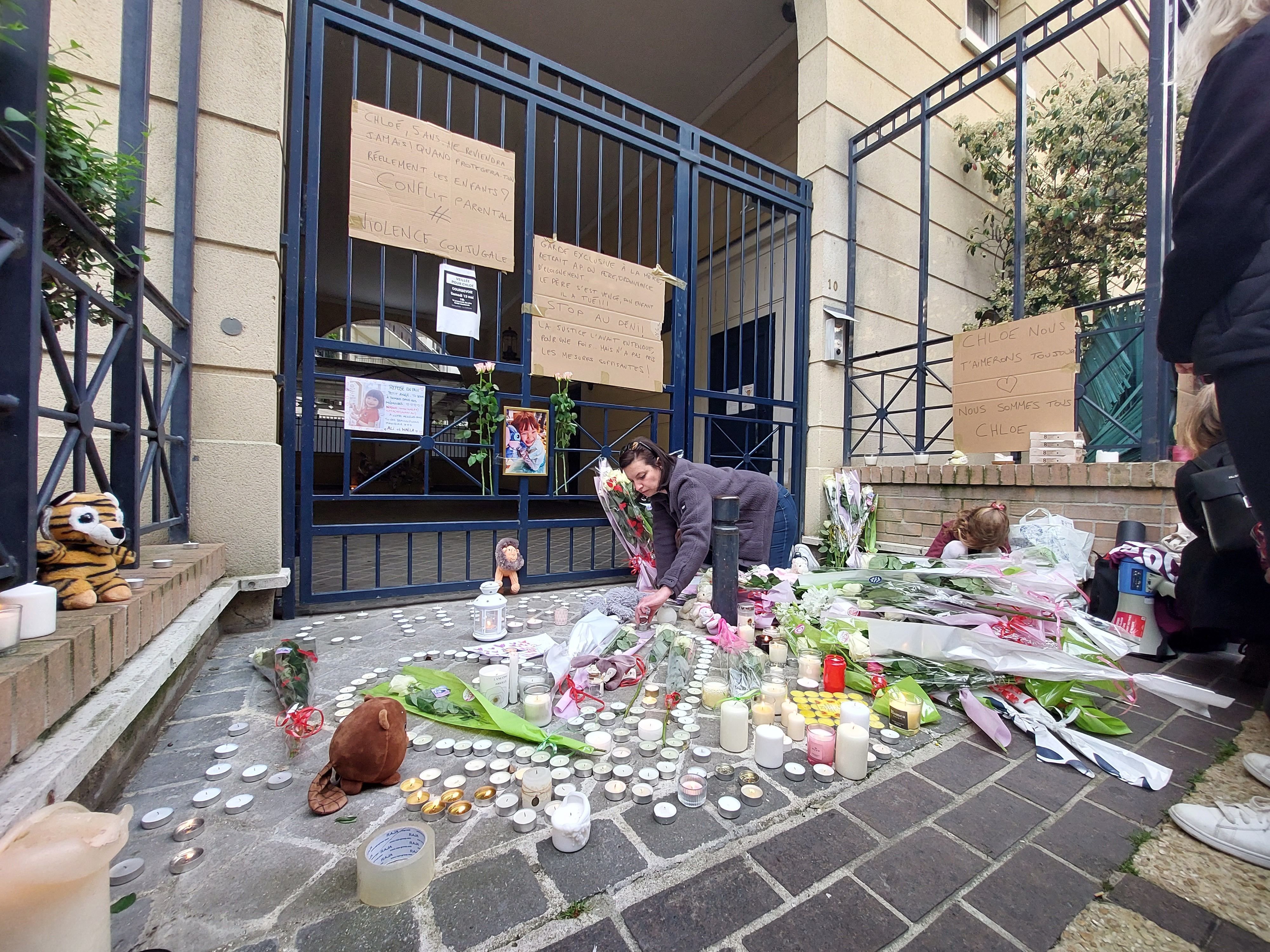 Courbevoie (Hauts-de-Seine), le 13 mai. Au lendemain du drame, tout le quartier a rendu hommage à la fillette tuée à l'âge de 5 ans par son père. LP/Olivier Bureau
