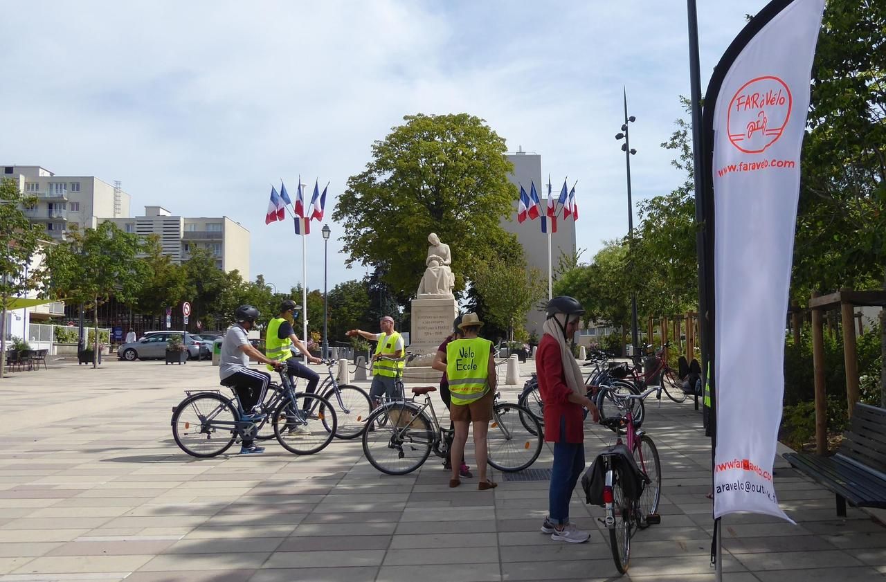 <b></b> Cours, ateliers de réparation… L’association FAR à vélo mène une politique active en faveur du développement du vélo.