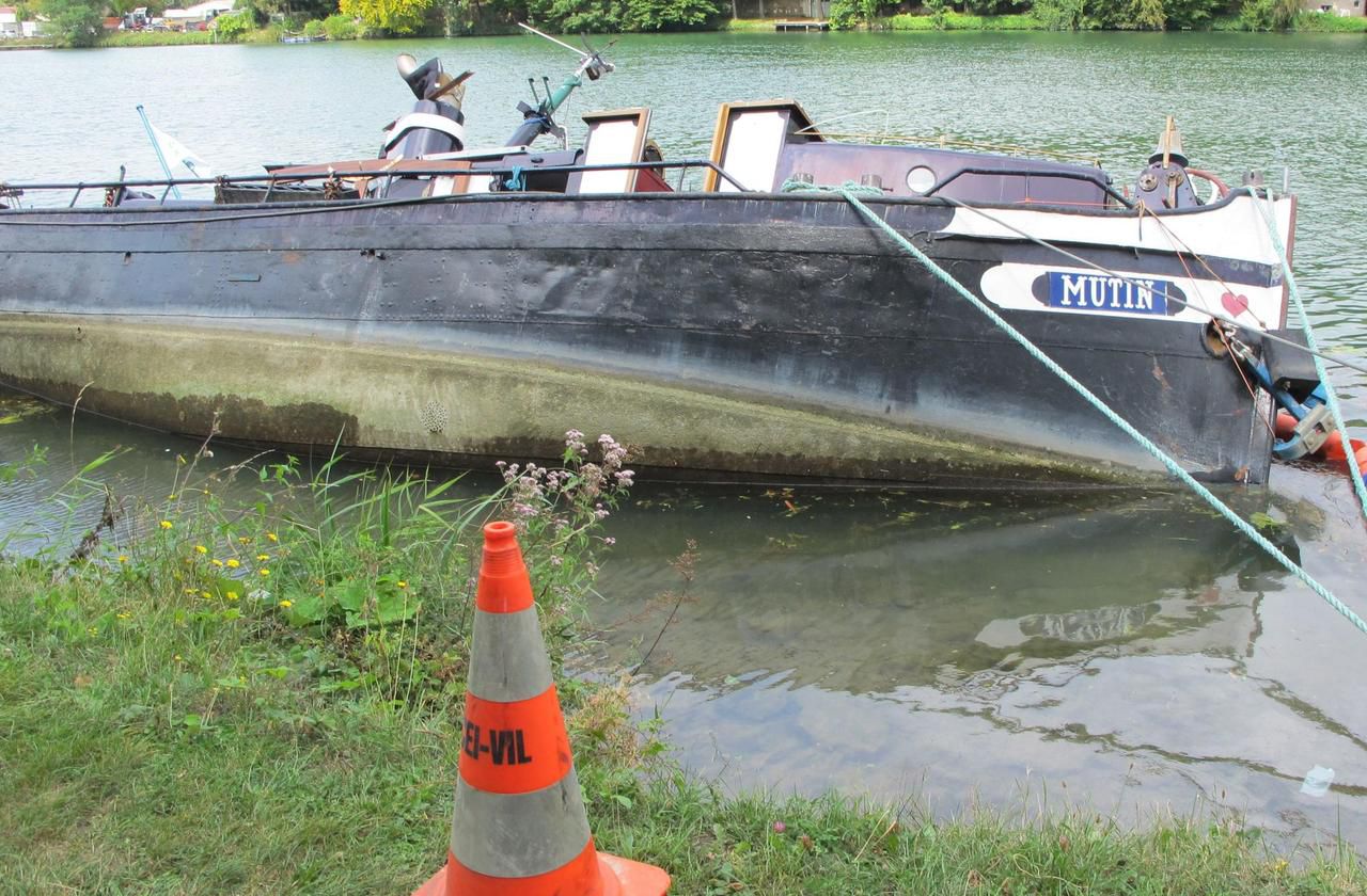 <b></b> Le Coudray-Montceaux, le 27 août 2018. Une péniche a échoué le long de berges de Seine au Coudray après être entrée en collision avec une autre péniche. Elle est amarrée à quelques mètres du restaurant Au fil de l’O.