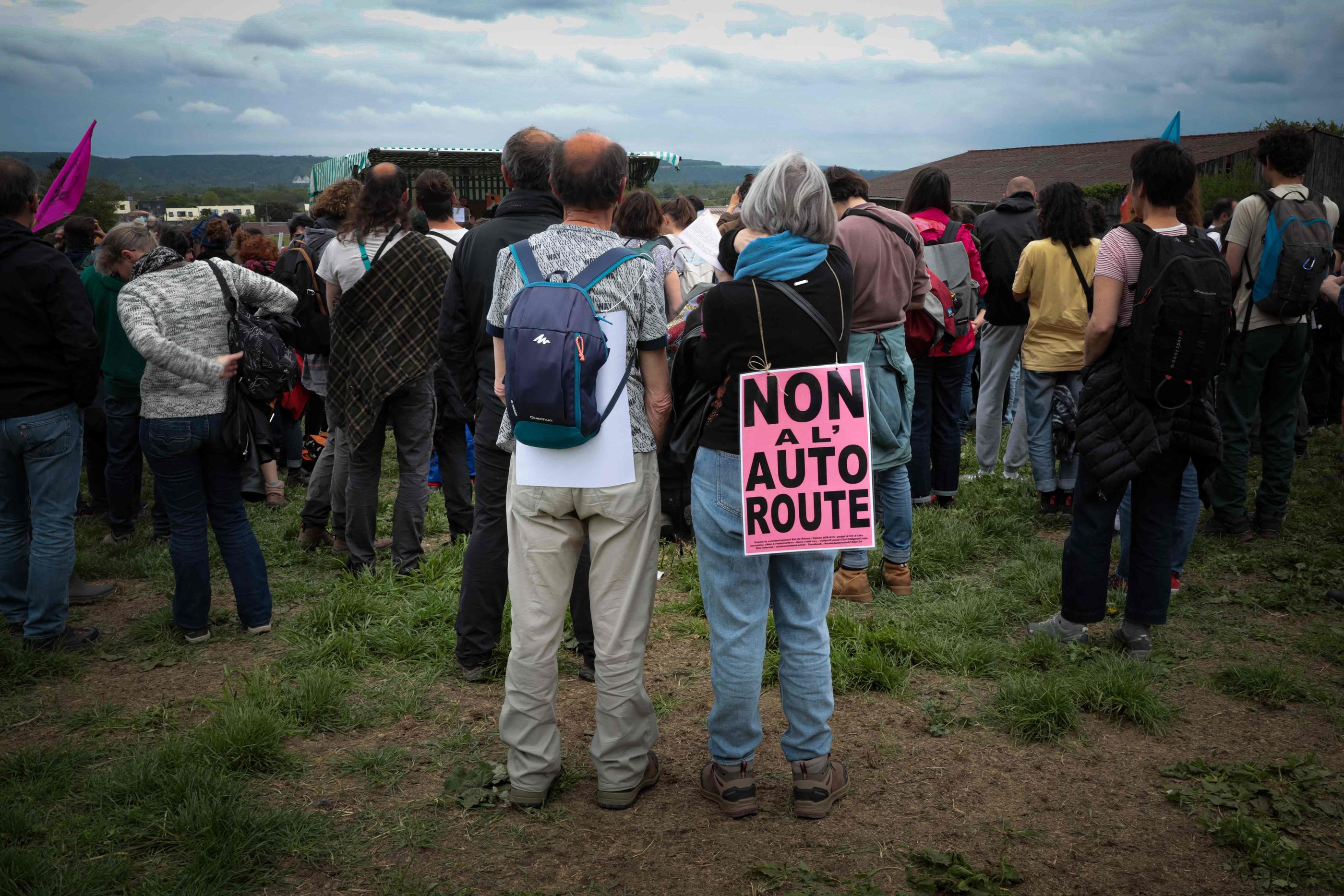 Des opposants au projet de contournement autoroutier de Rouen, lors d'une manifestation à Lery, près de Rouen, le 6 mai 2023. AFP / Lou BENOIST