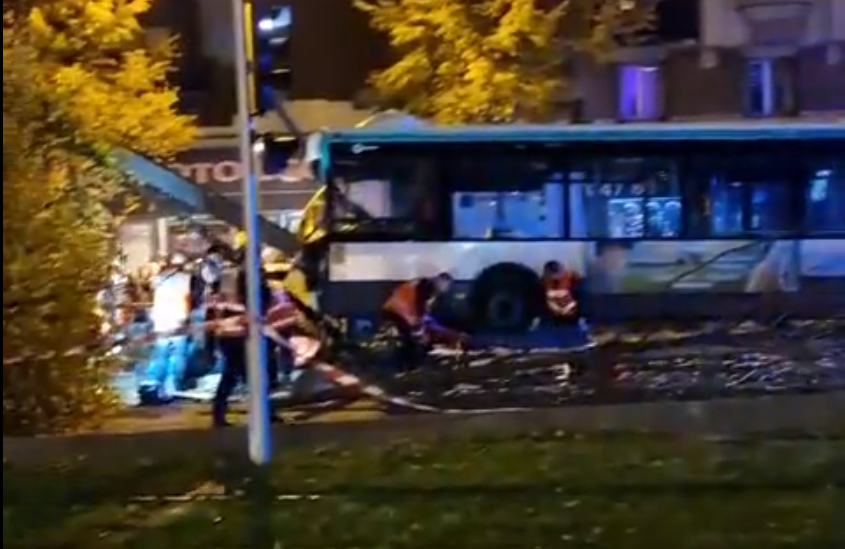Le conducteur du bus de la ligne 144 a été pris en charge par les pompiers et a été transporté à l'hôpital. Capture d'écran Sûreté RATP FO GPSR