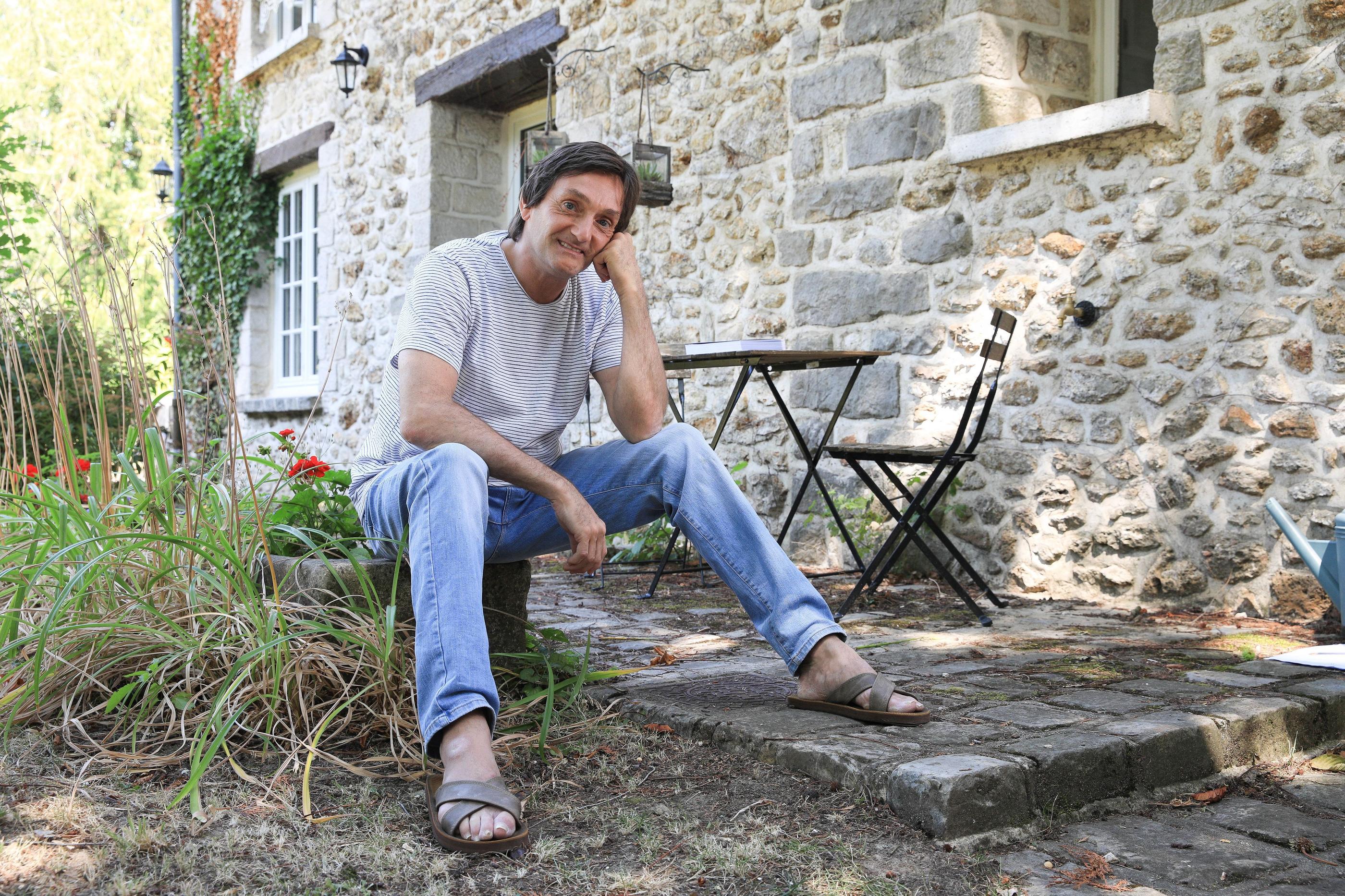 Pierre Palmade avait posé pour Le Parisien en 2020 dans sa maison de Cély-en-Bière (Seine-et-Marne), près des lieux de l'accident de vendredi soir. LP/Olivier Lejeune