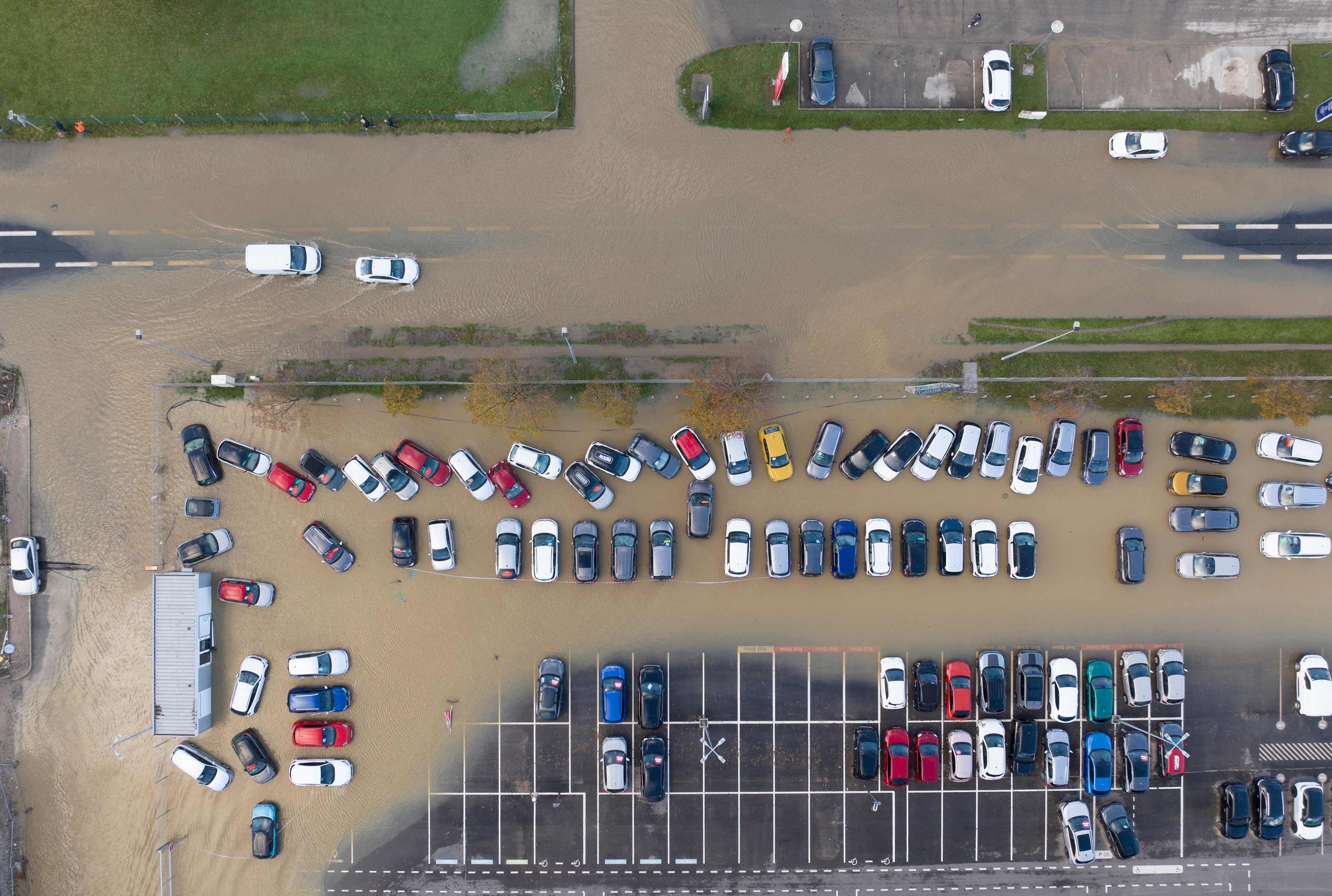 Saint-Leonard (Pas-de-Calais), mercredi. Dans ce secteur, plusieurs dizaines de voitures restent prises par l'eau. AFP/Charles Caby