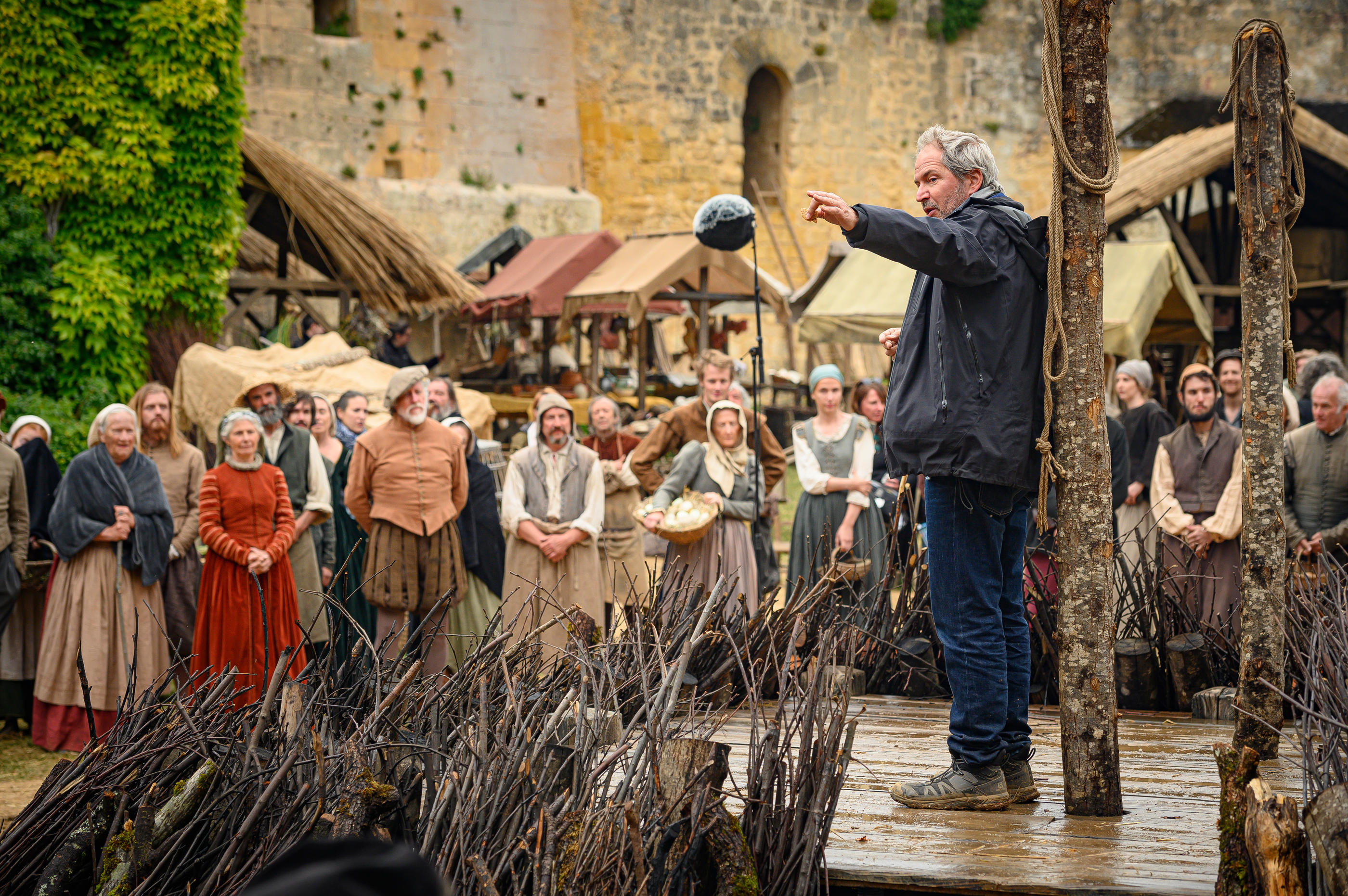 Le réalisateur Christopher Thompson et des figurants sur le tournage de « Fortune de France », la série événement de France 2. Christophe Mariot