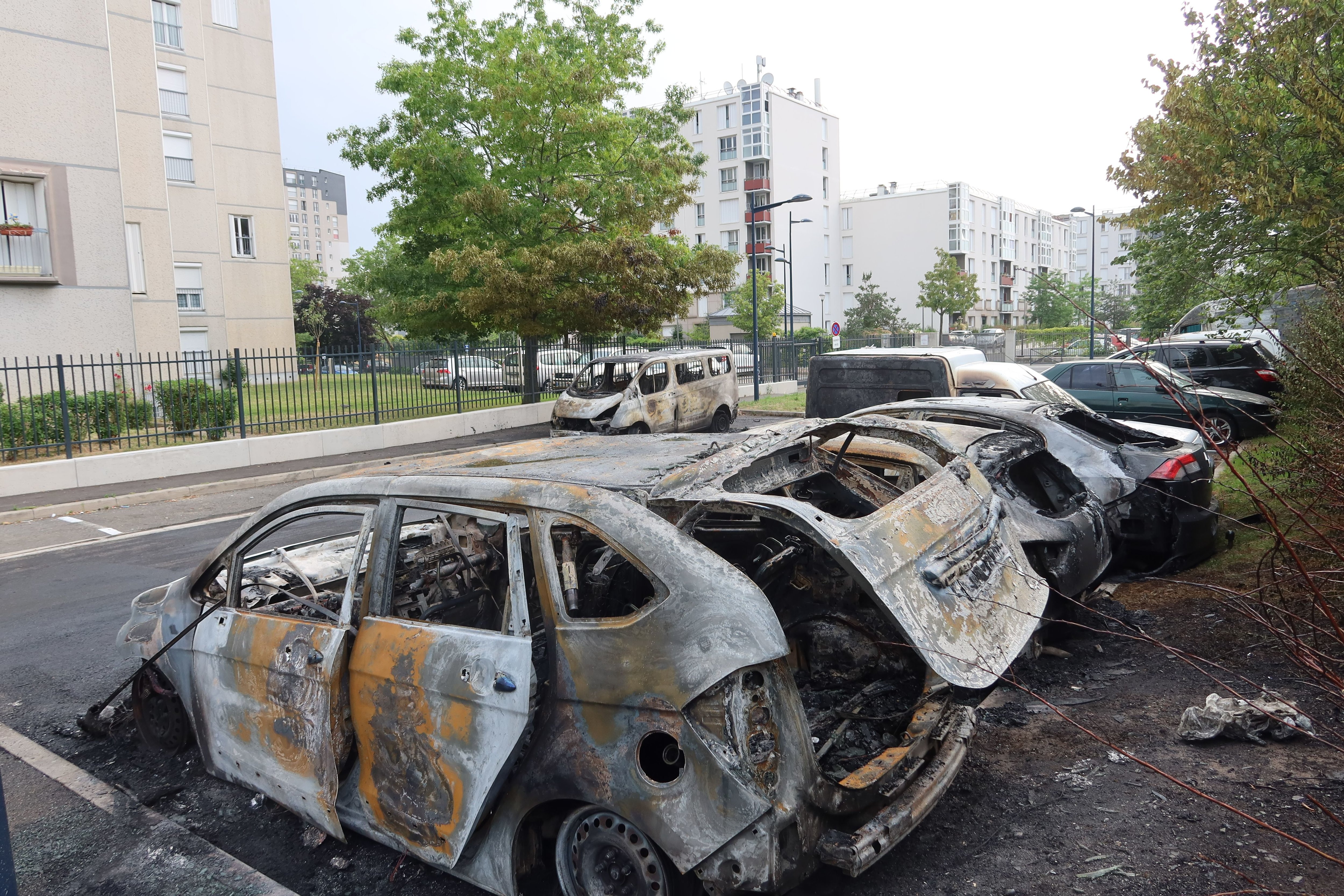 Dammarie-les-Lys, 29 juin 2023. Une douzaine de véhicules stationnés sur l'espace public ont été incendiés près de l'école Maurice de Seynes, dans le quartier de la Plaine du Lys. LP/Sophie Bordier
