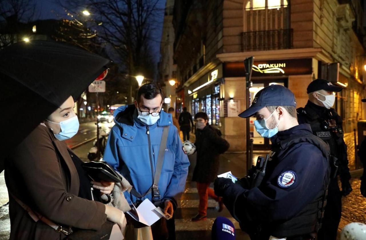 <b></b> Paris, rue Bobillot (13e), ce samedi soir. Piétons, commerçants, automobilistes… Les policiers ont organisé des contrôles à l’heure du couvre-feu.