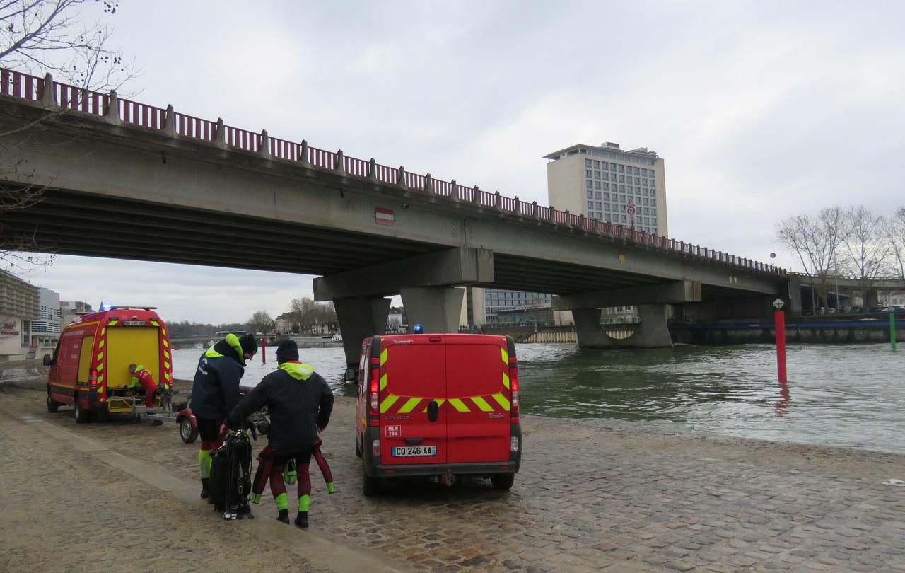 <b></b> Melun, ce vendredi matin. Trente pompiers dont dix-huit plongeurs, ont cherché l’homme qui aurait pu sauter du pont de la Pénétrante.