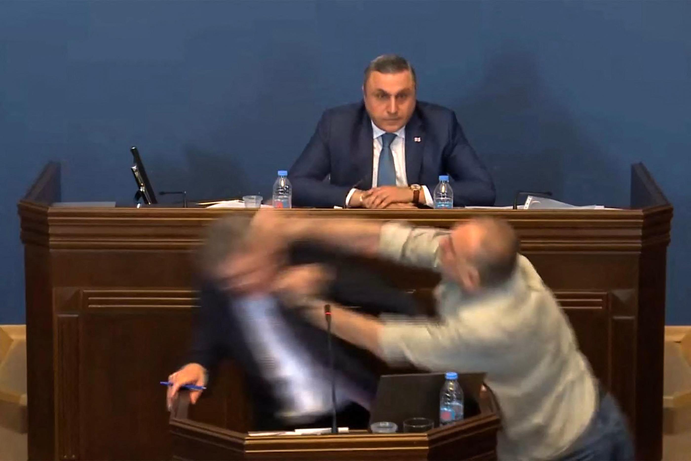 La stupeur a saisi le Parlement géorgien ce lundi quand un député de l'opposition s'en est pris à un collègue de la majorité, avant que la situation ne dégénère en cohue générale. AFP/Parlement de Georgia